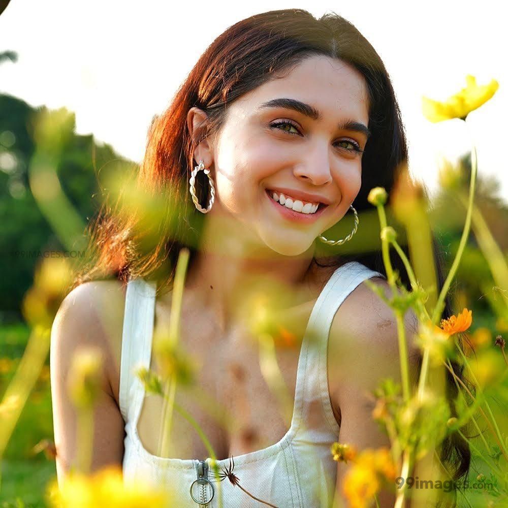 Sharvari Wagh HD Wallpaper (Desktop Background / Android / iPhone) (1080p, 4k) (1000x1000)