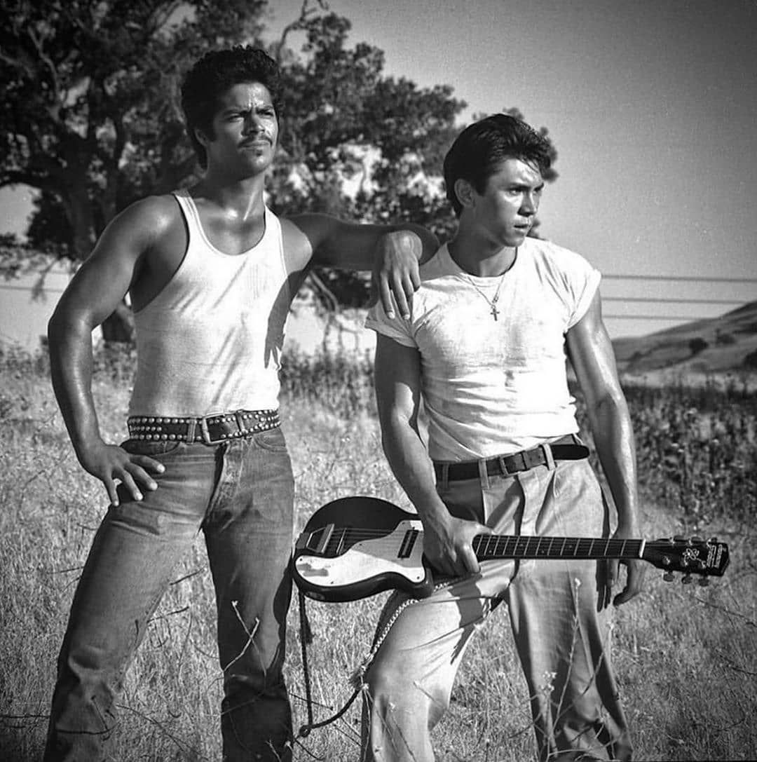 oldiesforlife__ on Instagram: “Ritchie Valens (Lou Diamond Phillips) and Bob (Esai Morales) on the set of La B. La bamba, Ritchie valens, Ritchie valens la bamba