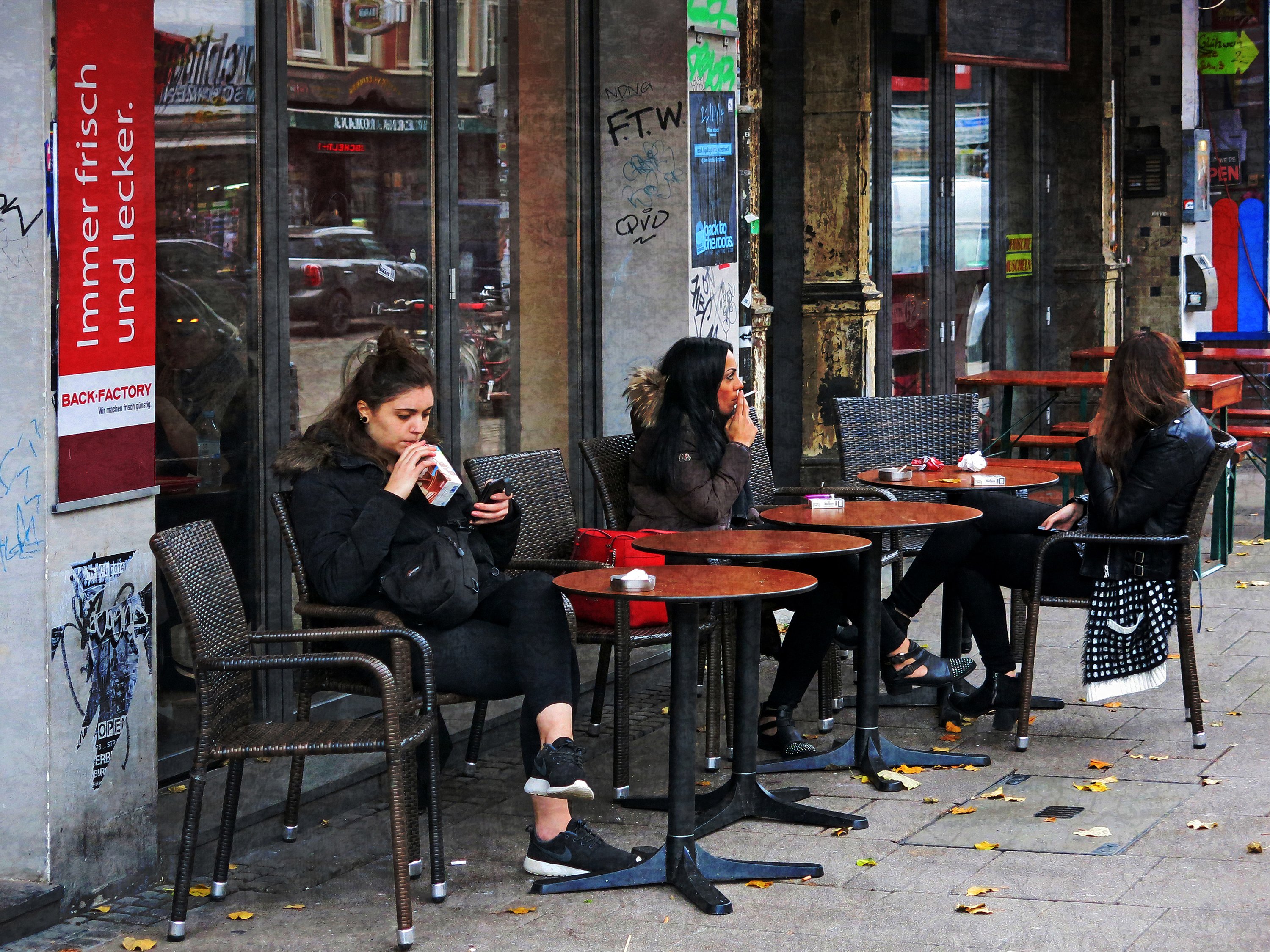 Wallpaper, people, women, city, street, road, smoking, Germany, restaurant, Hamburg, infrastructure, pedestrian, lonely, girls, streetlife, cafe, streetphotography, snapshot, yef, peterfey, jpyef, recreation, urban area, public space