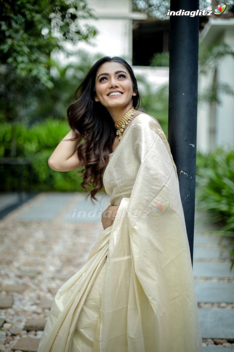 Sana Maqbool Photo Actress photo, image, gallery, stills and clips