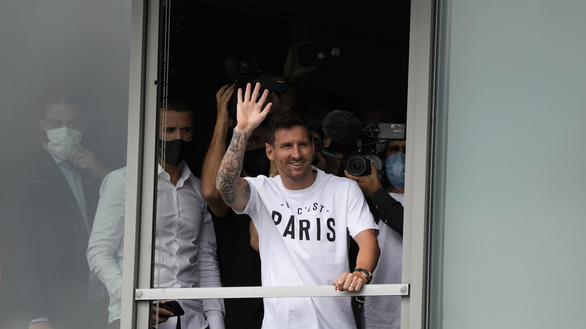 Lionel Messi Signs 2 Year Contract With Paris Saint Germain