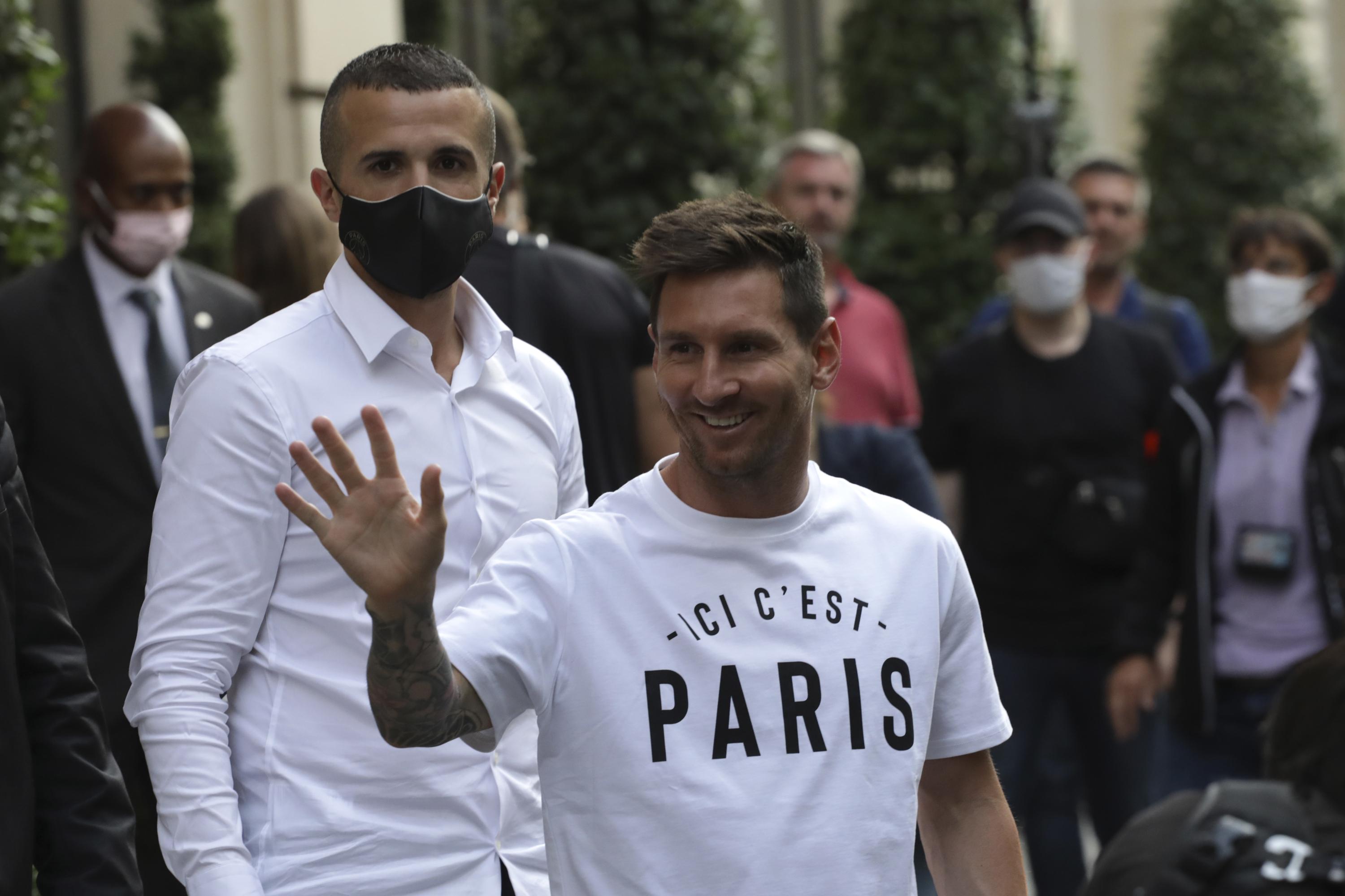 Lionel Messi Signs 2 Year Contract With Paris Saint Germain