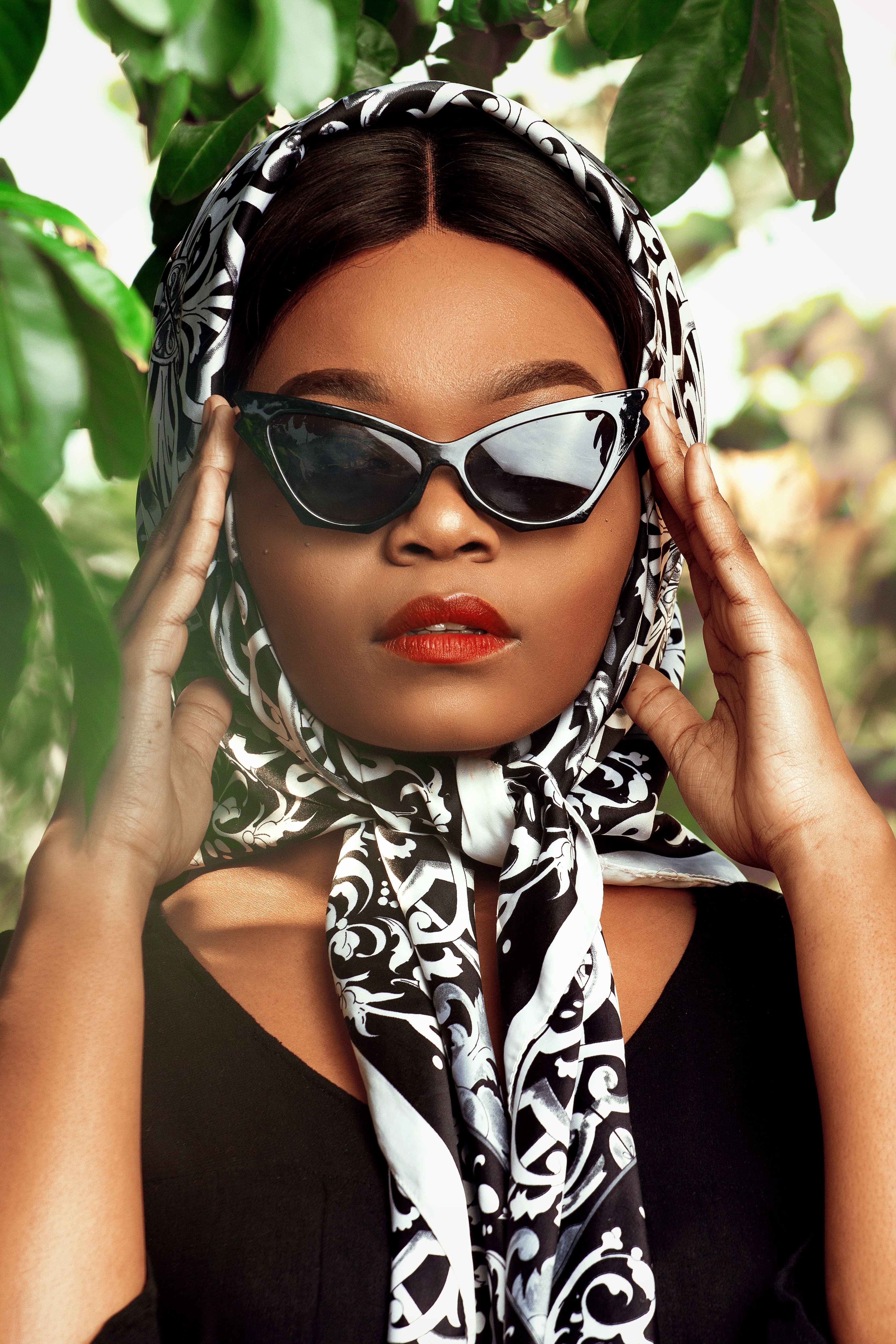 Trendy black woman in headscarf and sunglasses · Free