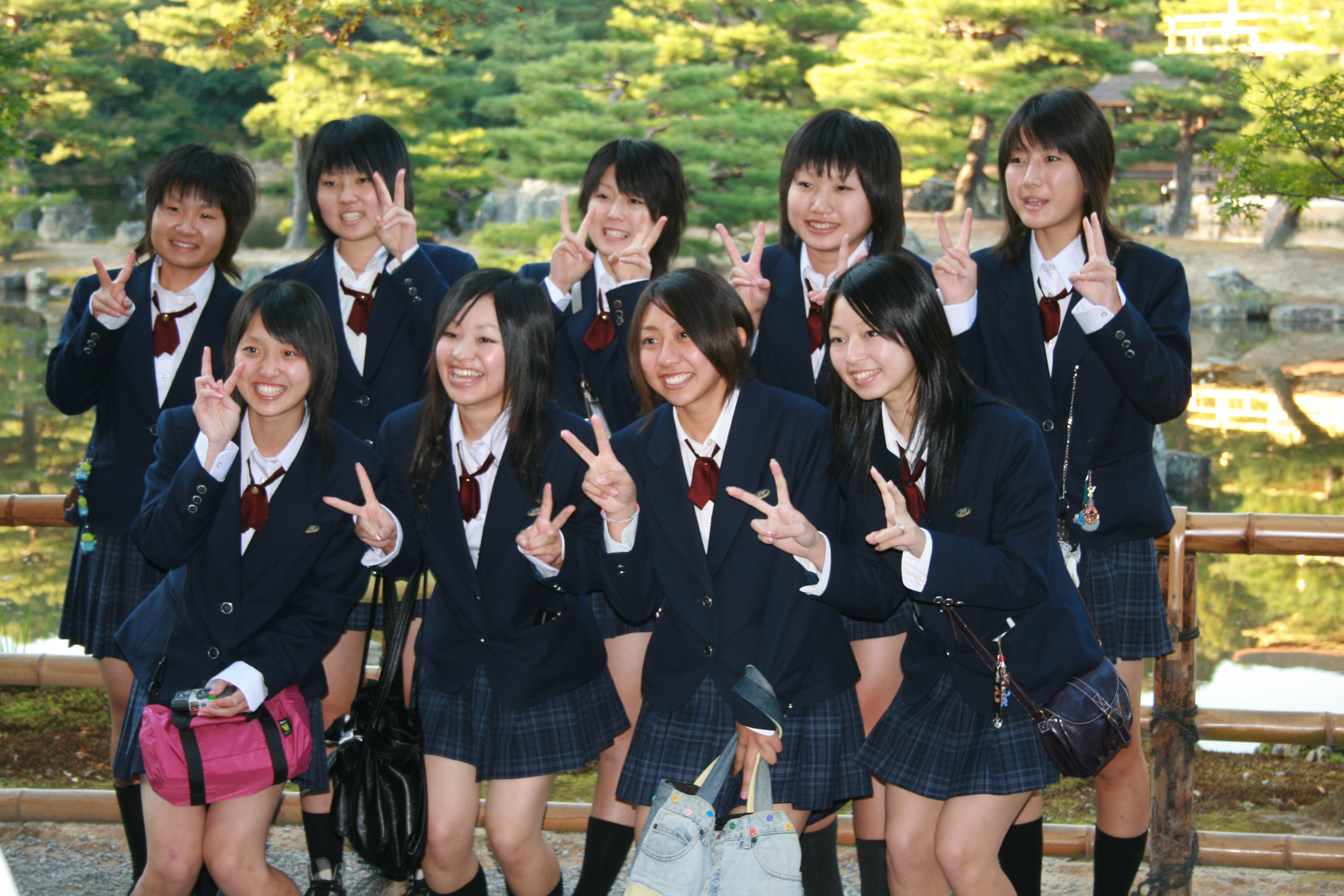 Japanese school 18. Старшая школа в Японии. Форма средней школы в Японии. Школьная форма в Японии старшая школа. Школа в Киото средняя школа.