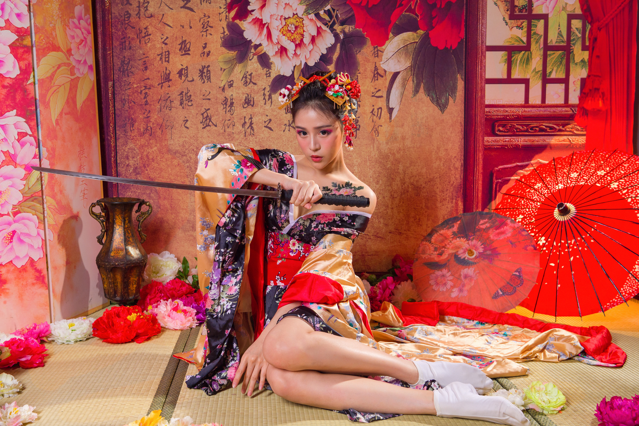 Wallpaper, Asian, model, brunette, looking at viewer, Japanese umbrella, geisha, katana, Japanese kimono, flowers, on the floor, tatami, legs, socks, cleavage, portrait, photography, women indoors 2048x1365