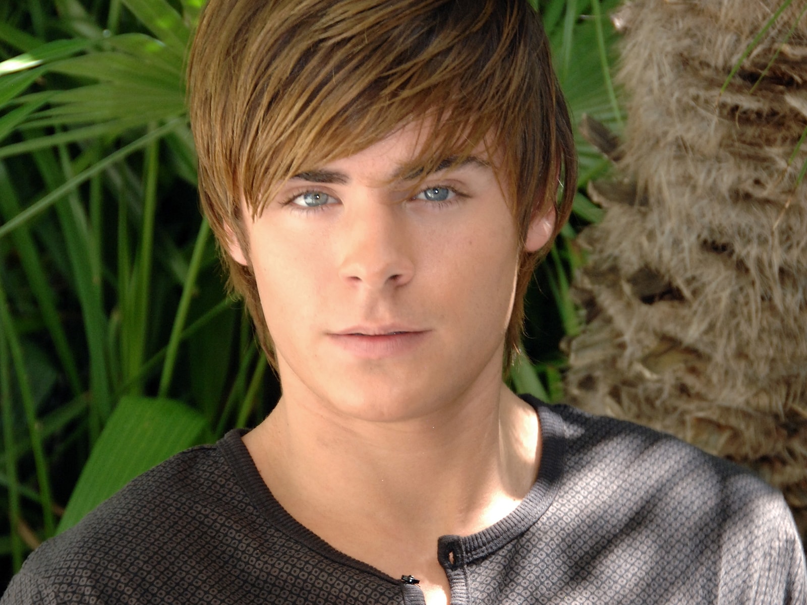 Zac Efron HD Wallpaperwallpaper.net