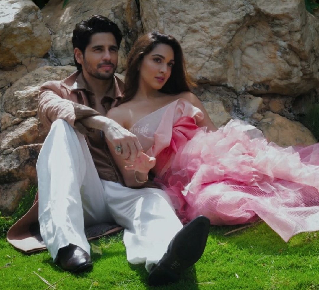 Bhool Bhulaiyaa 2 — Here's how many Crores Kartik Aaryan, Kiara Advani,  Tabu and others charged for the film | GQ India