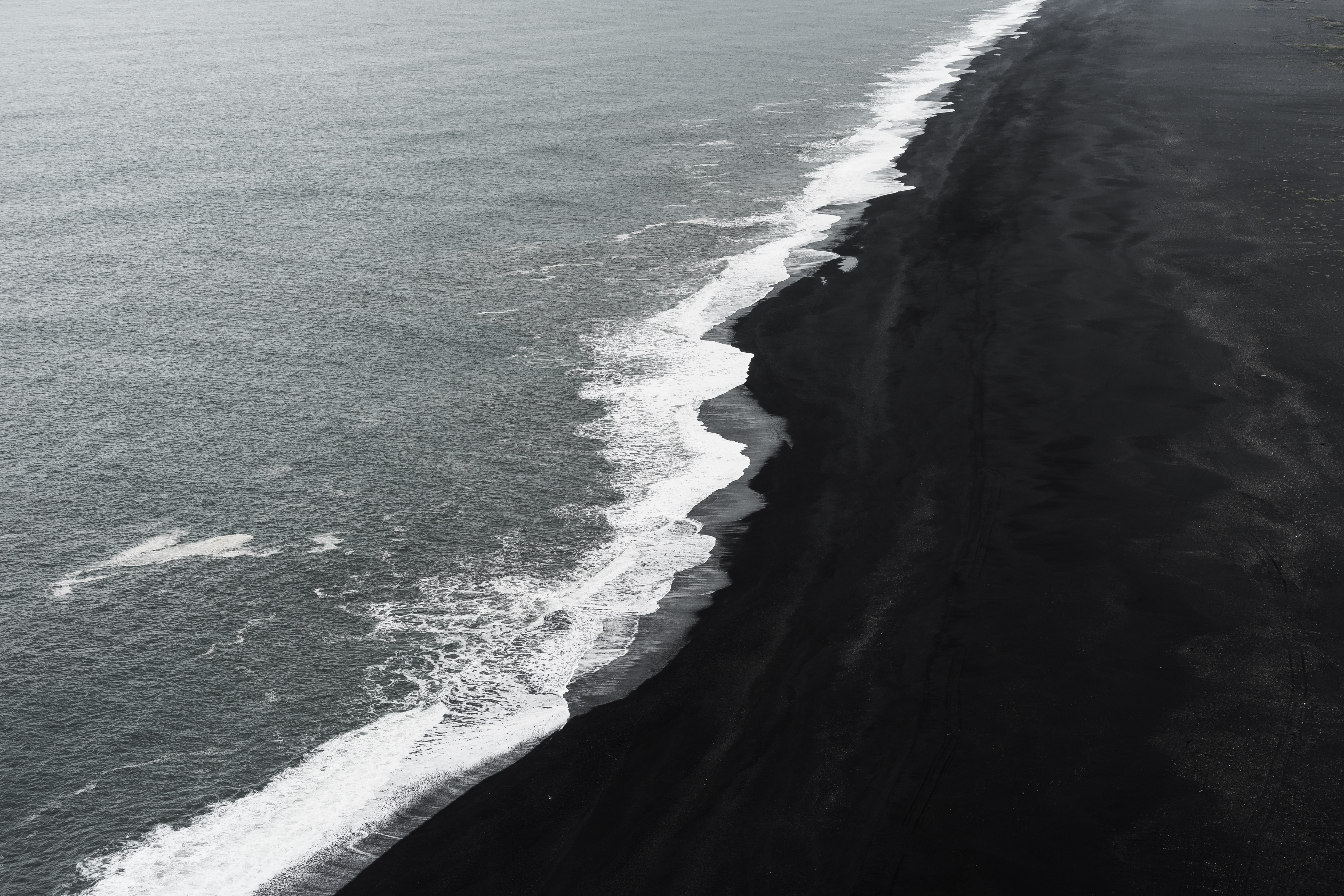 Черный пляж вид сверху