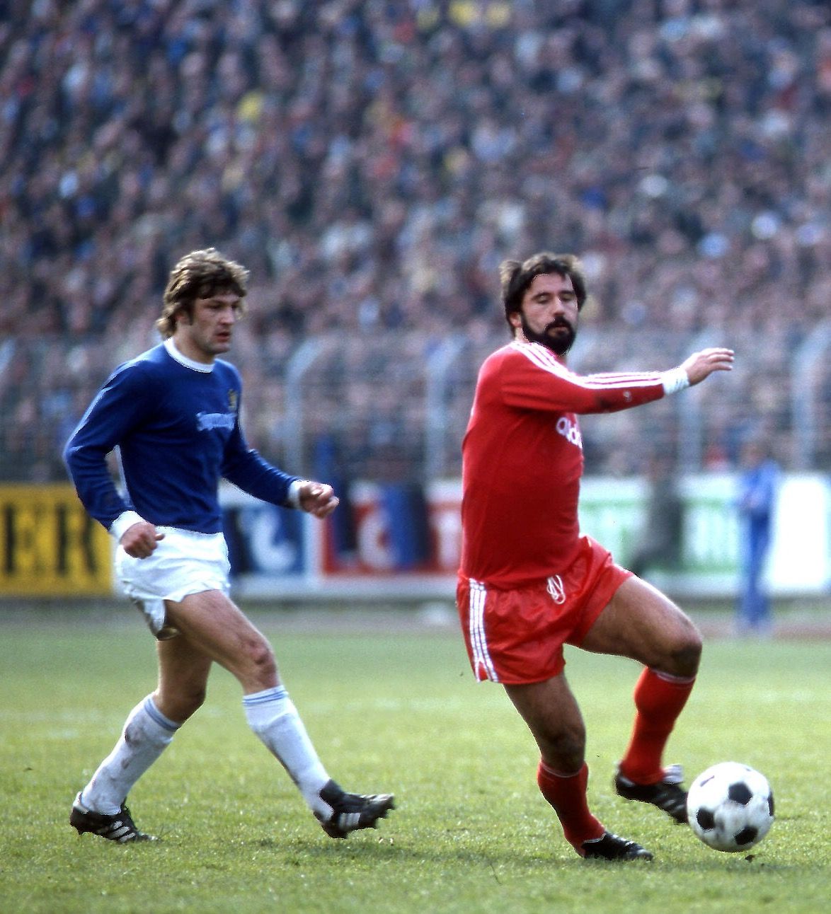 Gerd Muller of Bayern Munich in action against Sarrenbruck in 1977. Gerd muller, Bayern munich, Gerd