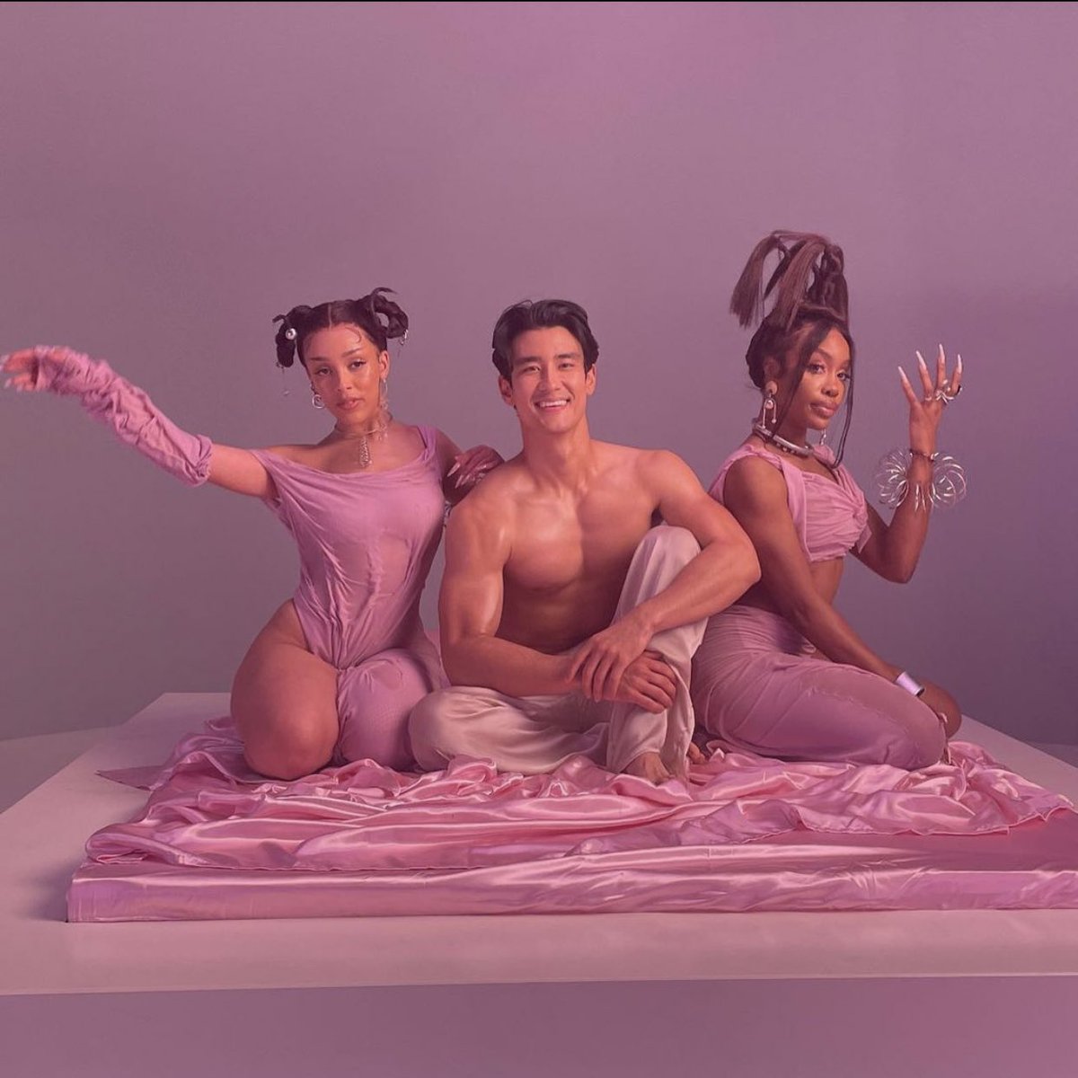 Pop Crave -. and pose with Grey's Anatomy's Alex Landi, who appeared in their music video for “Kiss Me More.”