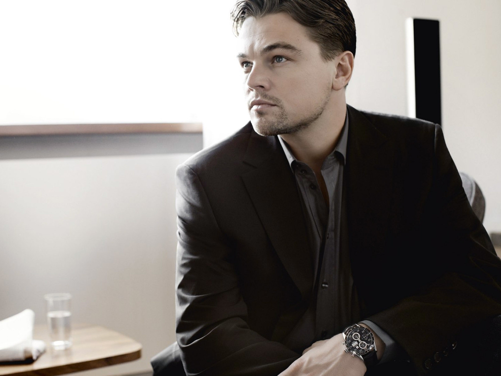 Wallpaper, watch, Gentleman, jacket, Leonardo DiCaprio, tuxedo, man, suit, professional, pensive, formal wear, businessperson, entrepreneur, white collar worker, business executive 1600x1200