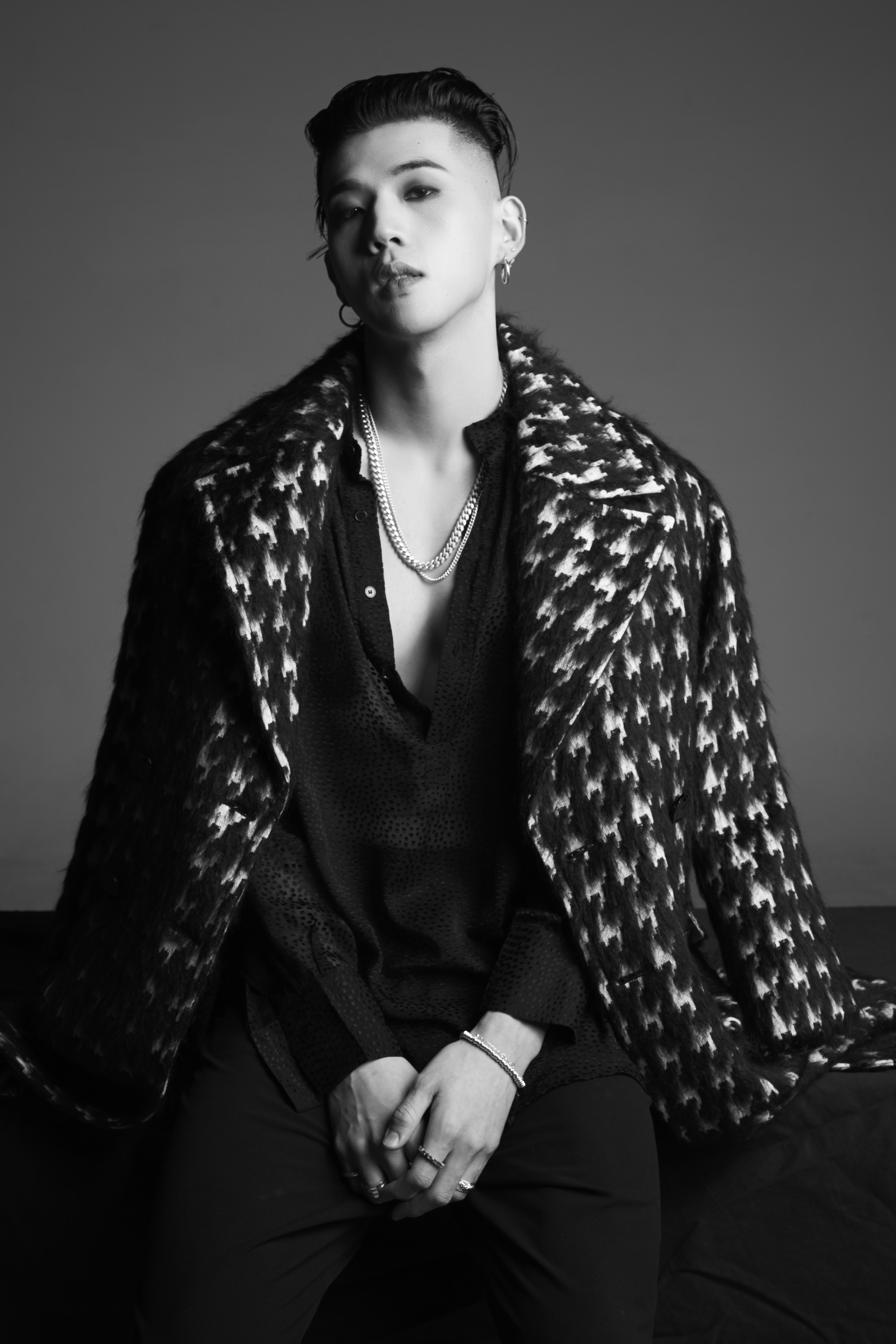 KARD Red Moon Concept Photo (HD HR)-Pop Database Dbkpop.com