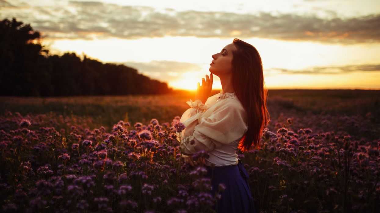 Field Girl Model Mood Purple Flower Sunset Woman wallpaperx1440