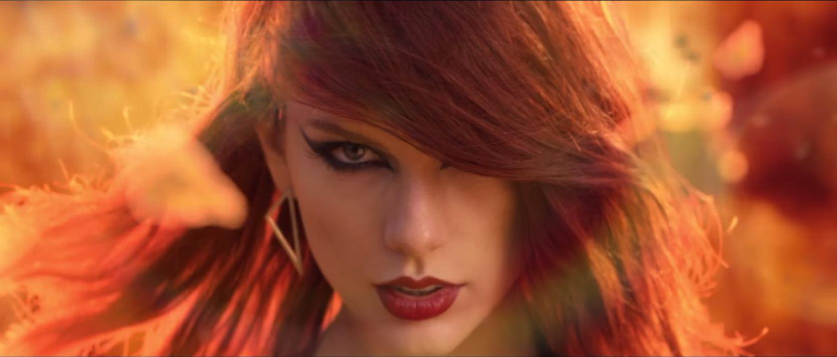 Taylor Swift is freaking gorgeous as a redhead <3