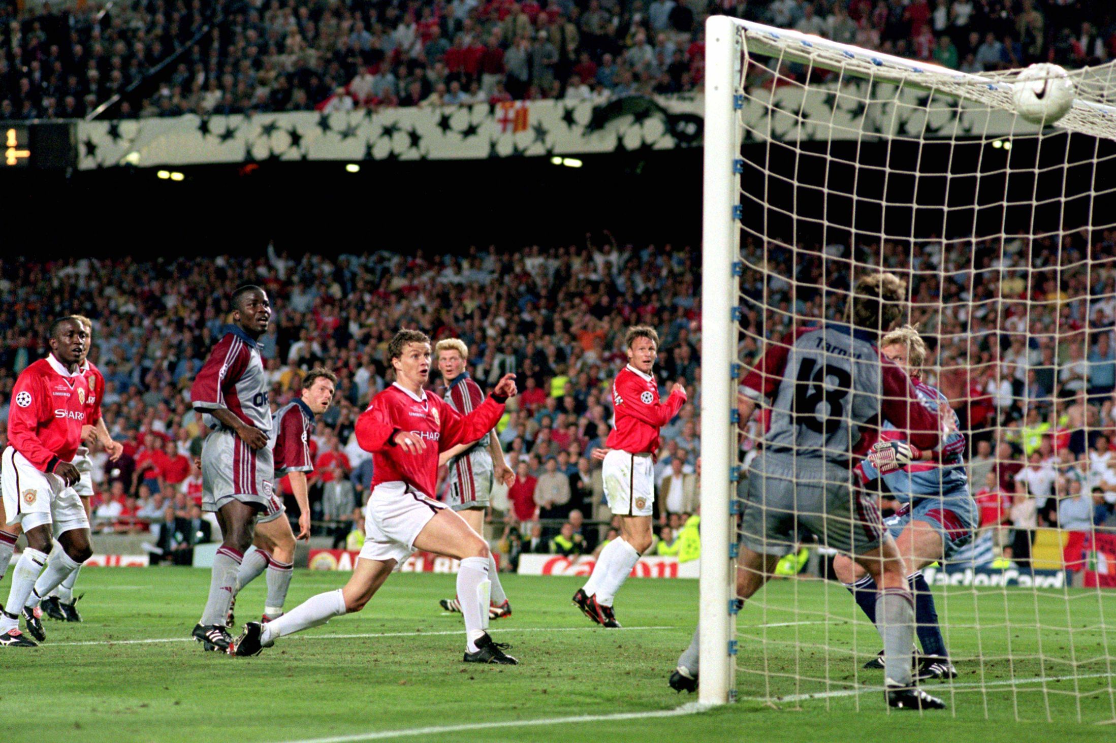 Ole Gunnar Solskjær scores the winning goal in the 1999 Champions League Final. [2197x1463] [Desktop]: ManUtdWallpaper