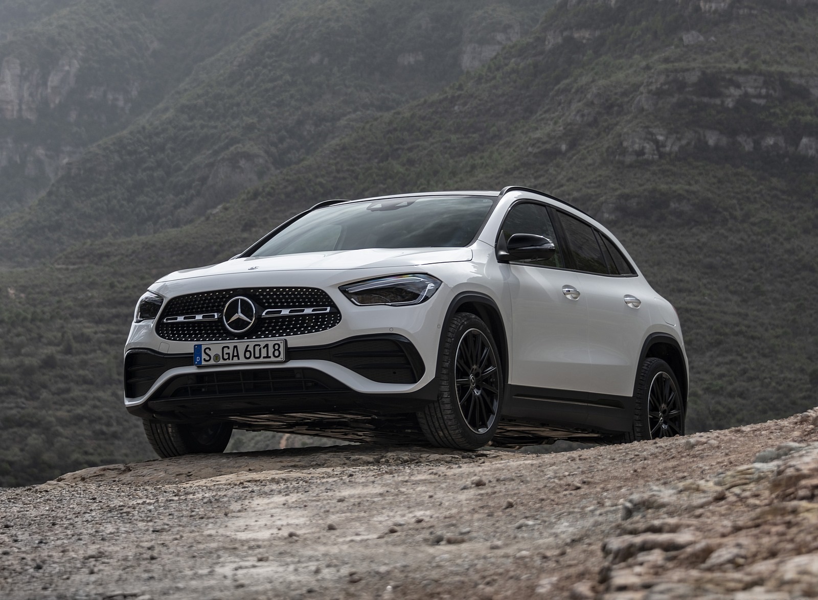 Mercedes Benz GLA 250 (Color: Digital White) Front Three Quarter Wallpaper