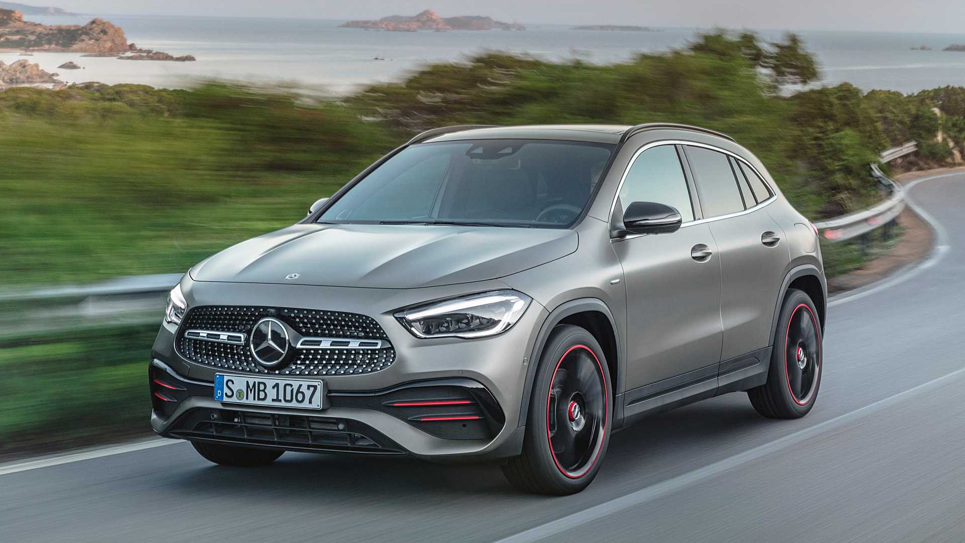 Mercedes GLA Debuts With 302 HP AMG 35, Car Wash Function