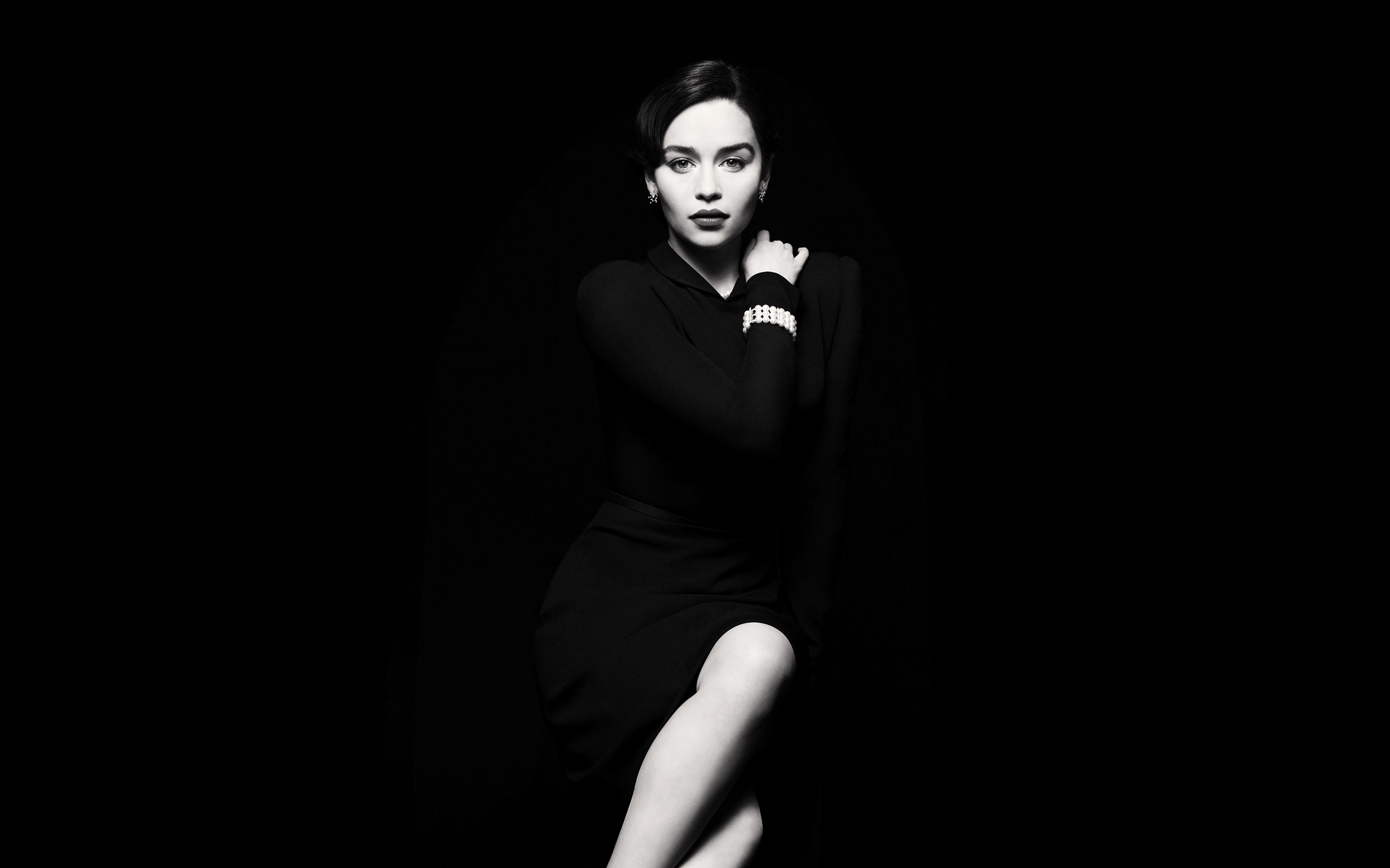 Wallpaper, women, simple background, brunette, looking at viewer, celebrity, actress, Gentleman, Emilia Clarke, glamour, entertainment, darkness, black and white, monochrome photography, performing arts 3840x2400