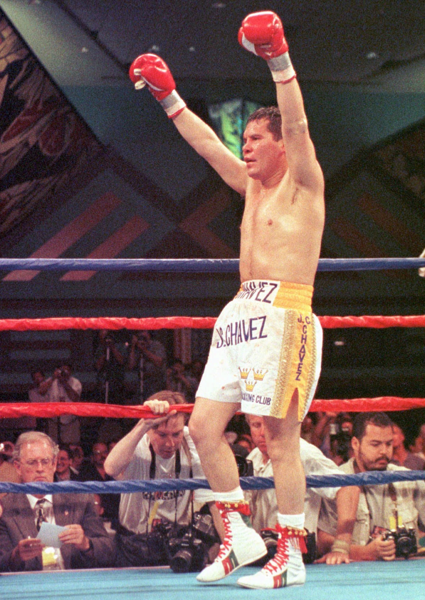 boxers with the longest winning streaks, including Julio Cesar Chavez, Roberto Duran & Floyd Mayweather Jr