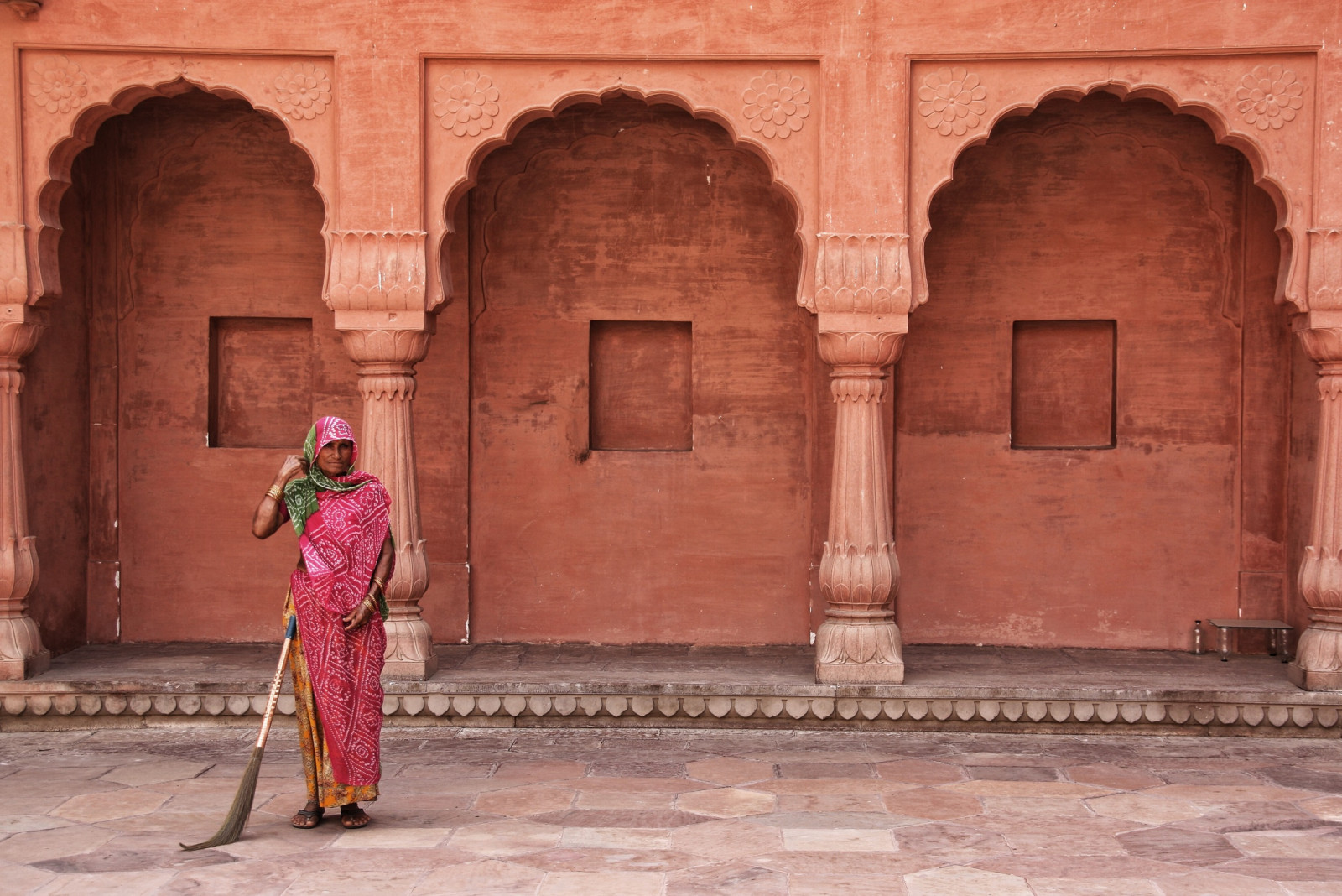Wallpaper, people, women, wall, India, arch, ruins, palace, color, travel, photograph, canon450d, merimena, bikaner, rajasthan, tradition, carving, ancient history, middle ages, hindu temple 2500x1669