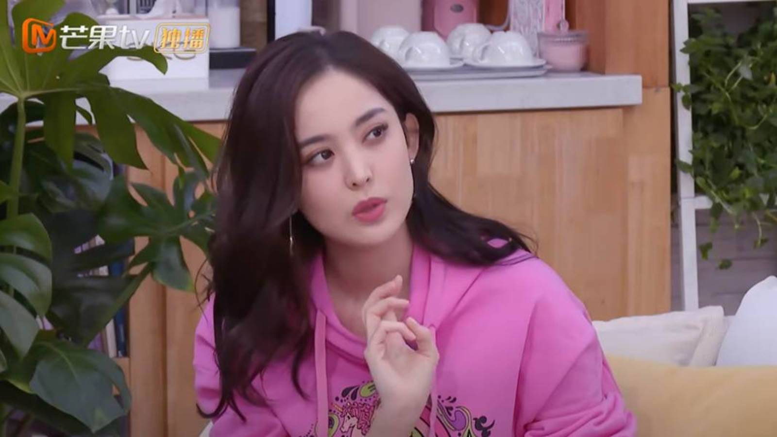 Chinese Actress Gulnazar Breaks Down Recounting How A Netizen Said She Caused Her Own Father's Death