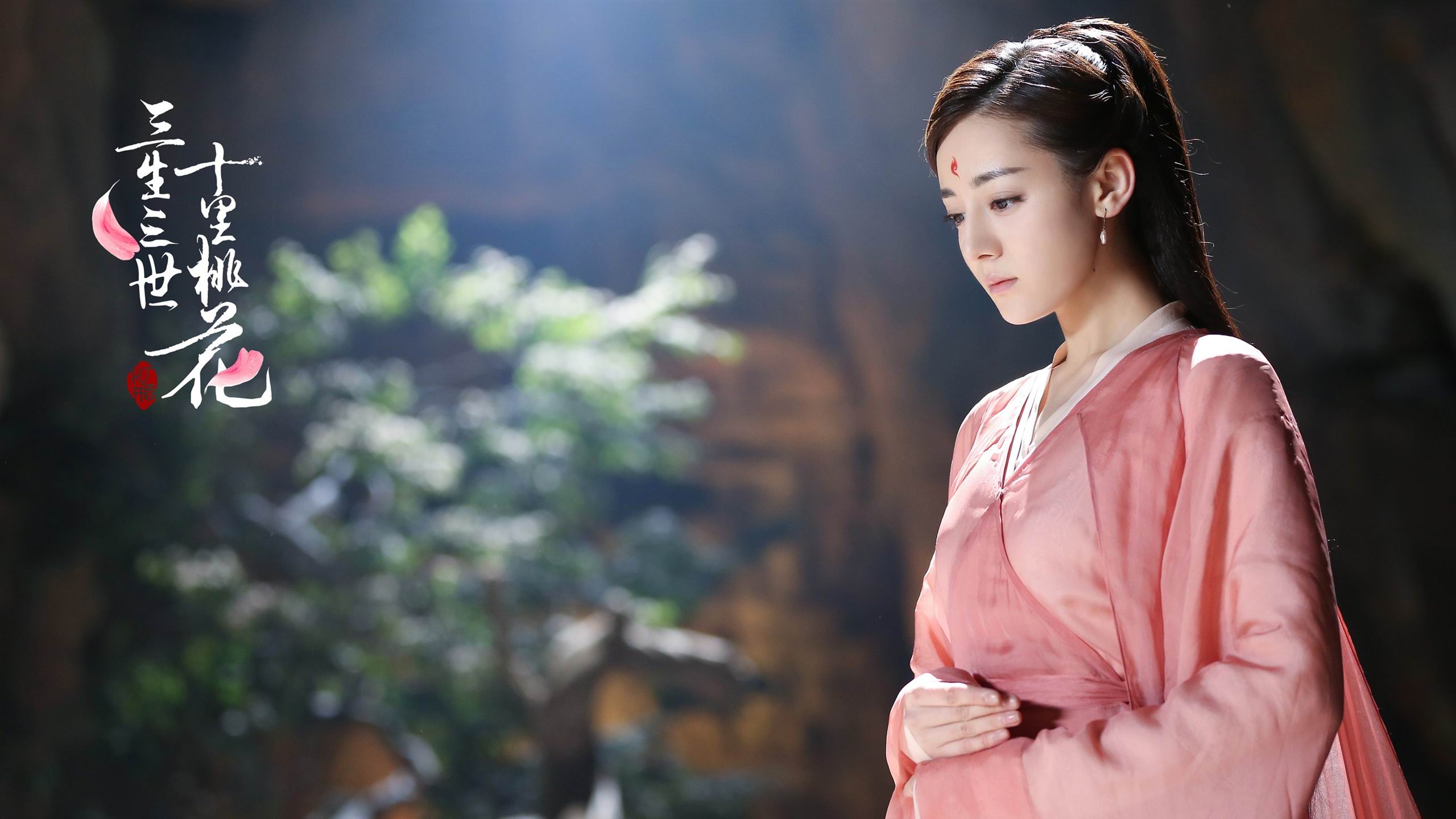 Xinjiang girl wearing ancient Chinese Hanfu, Chinese traditional dress