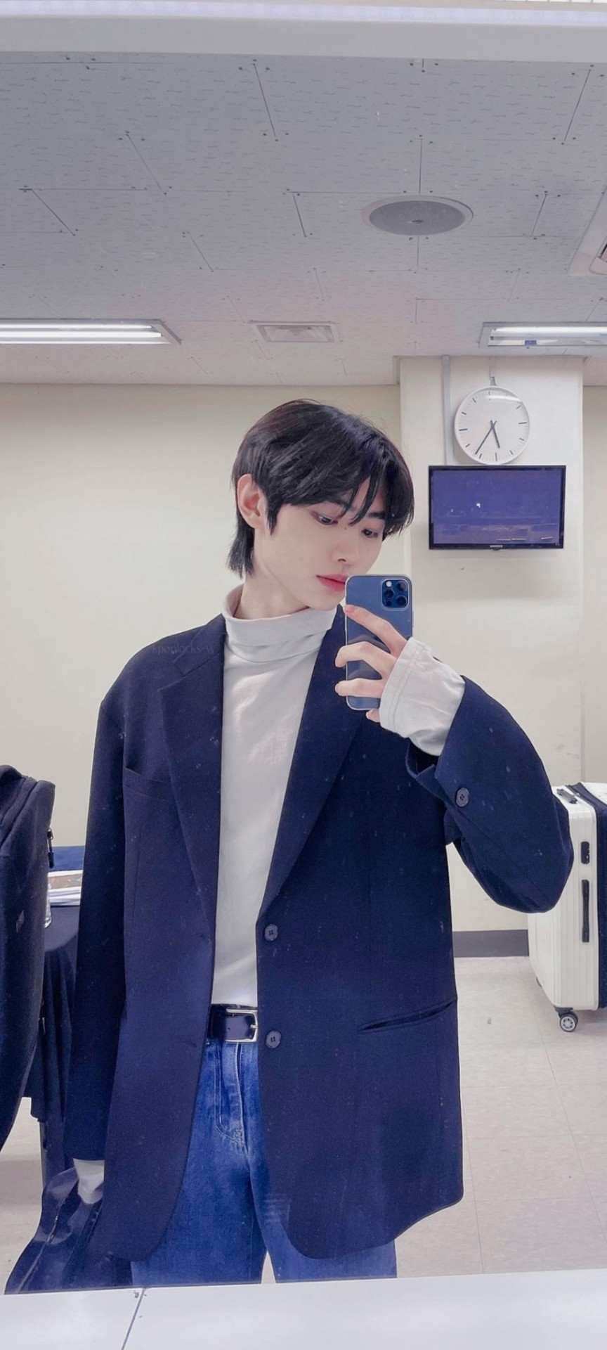 K Pop Lockscreens —; Mirror Selca Like Reblog If You Like