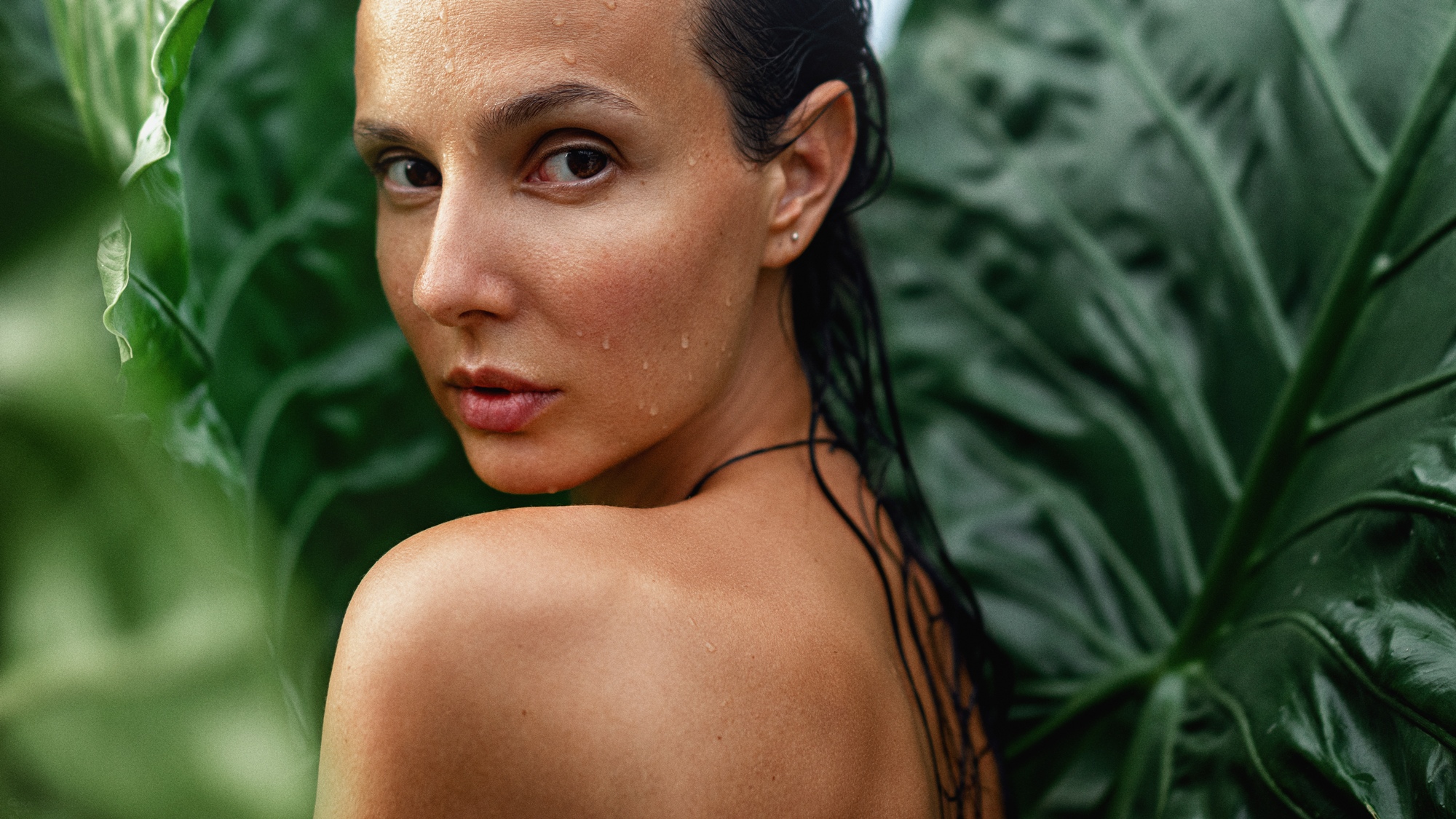 Maria Balai Women Model Brunette Looking At Viewer Brown Eyes Water Drops Face Portrait Closeup Bare Wallpaper:2000x1125