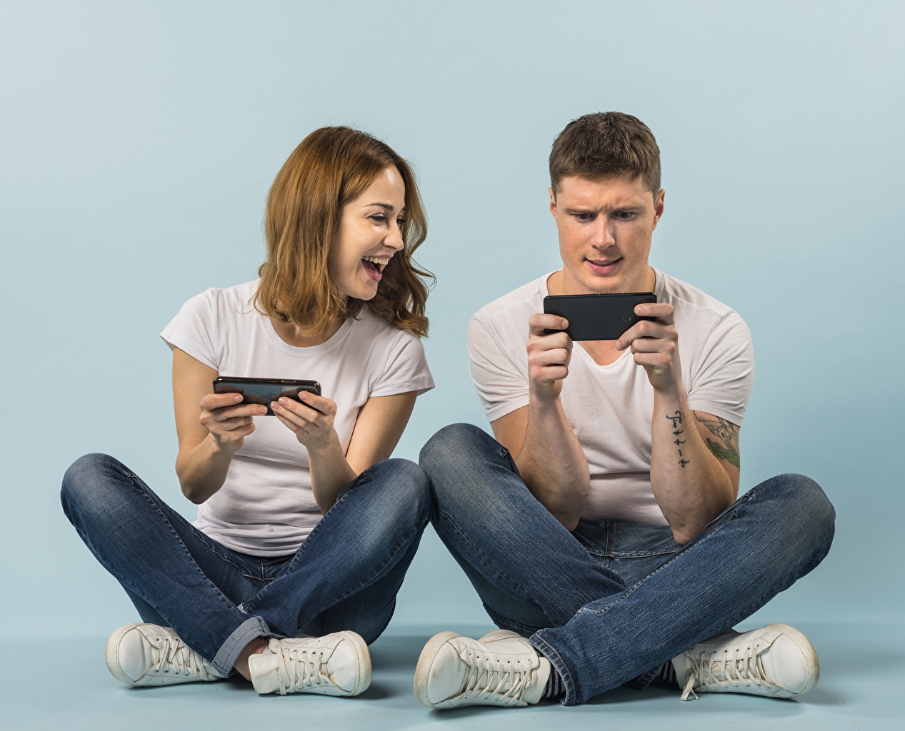 Photos Brown haired Man Laughter smartphones play 2 young woman
