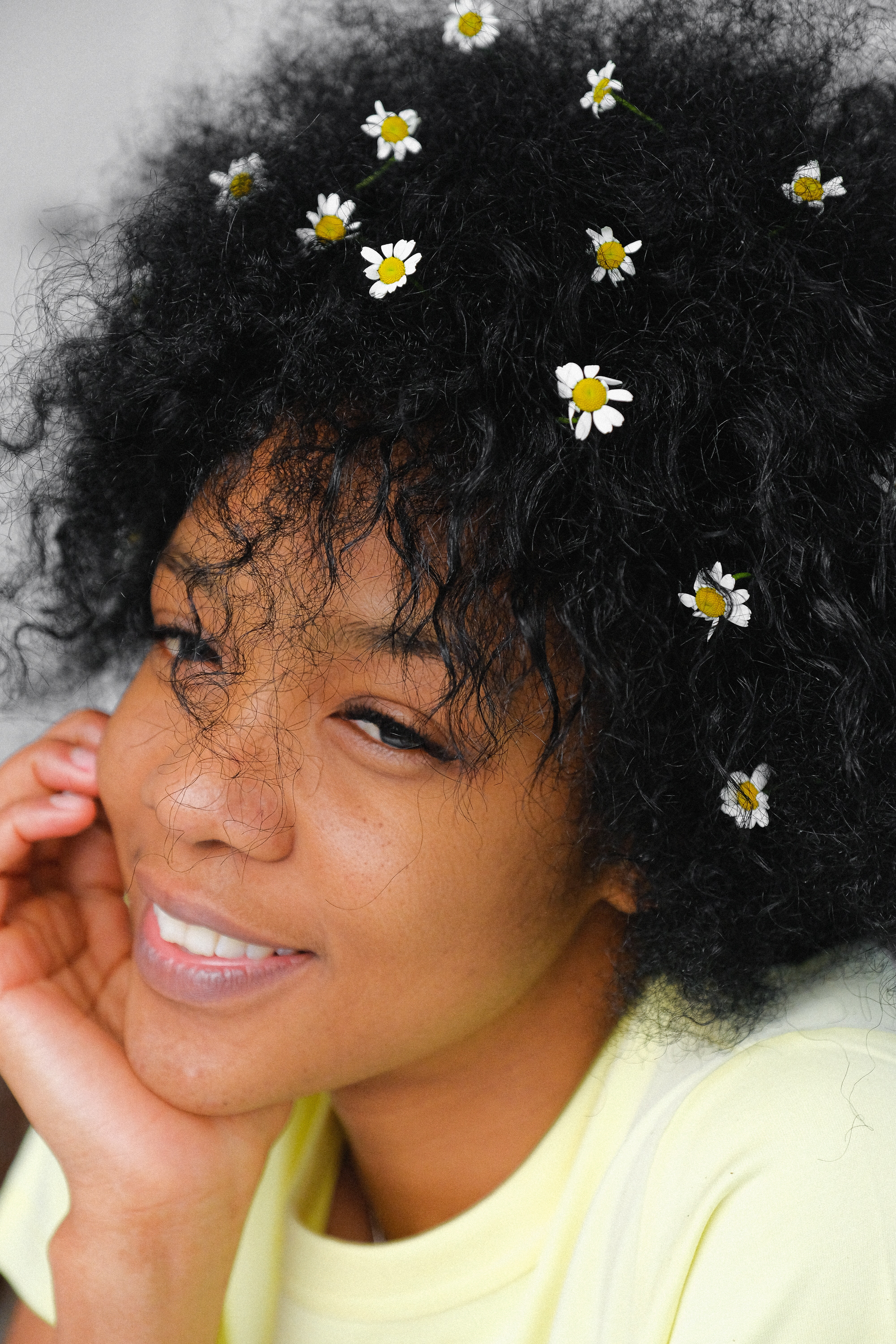Romantic black woman with chamomiles in hair · Free