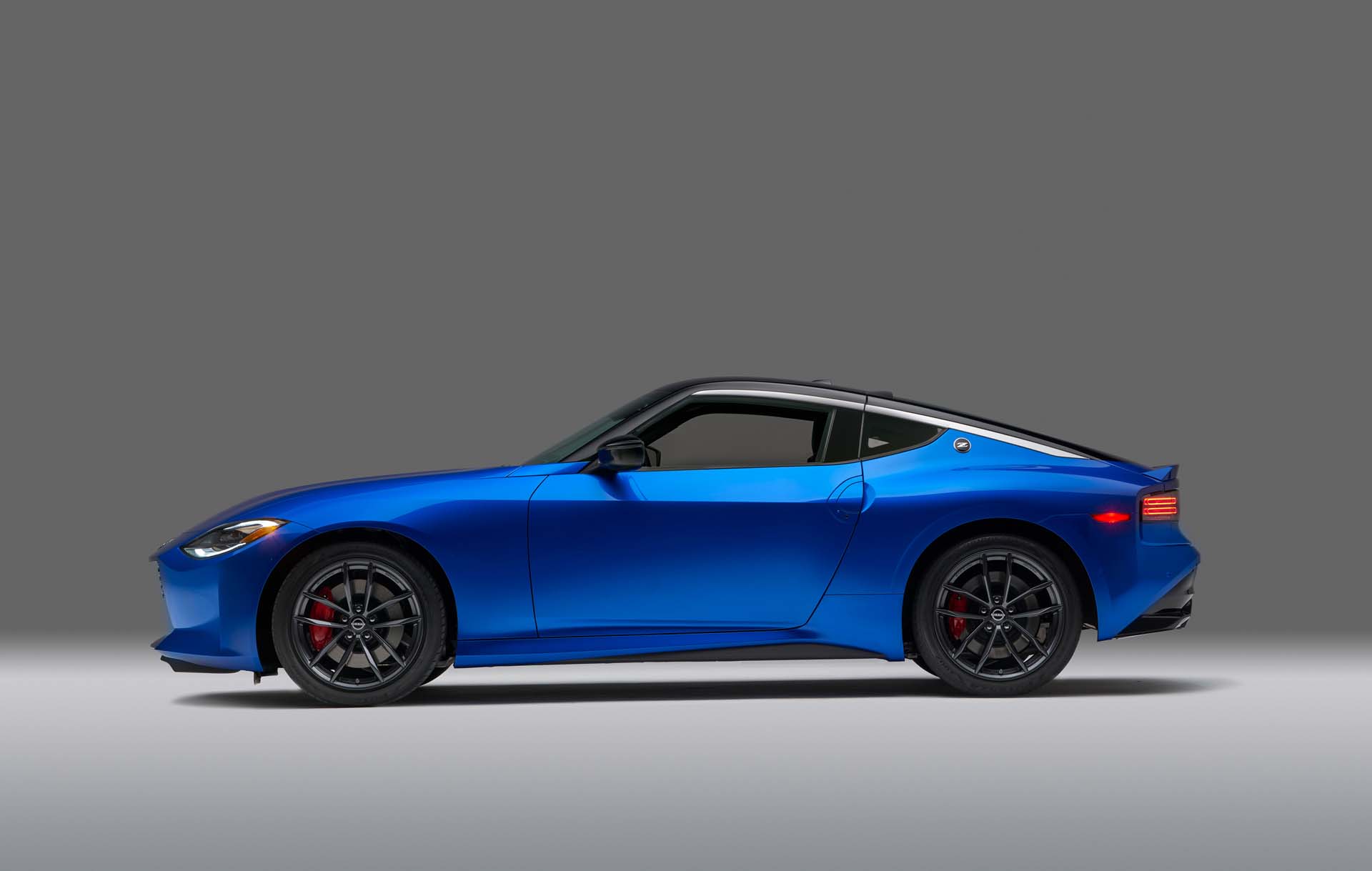 2023 Nissan Z arrives with 400 hp, retro styling, optional blue or red interiors