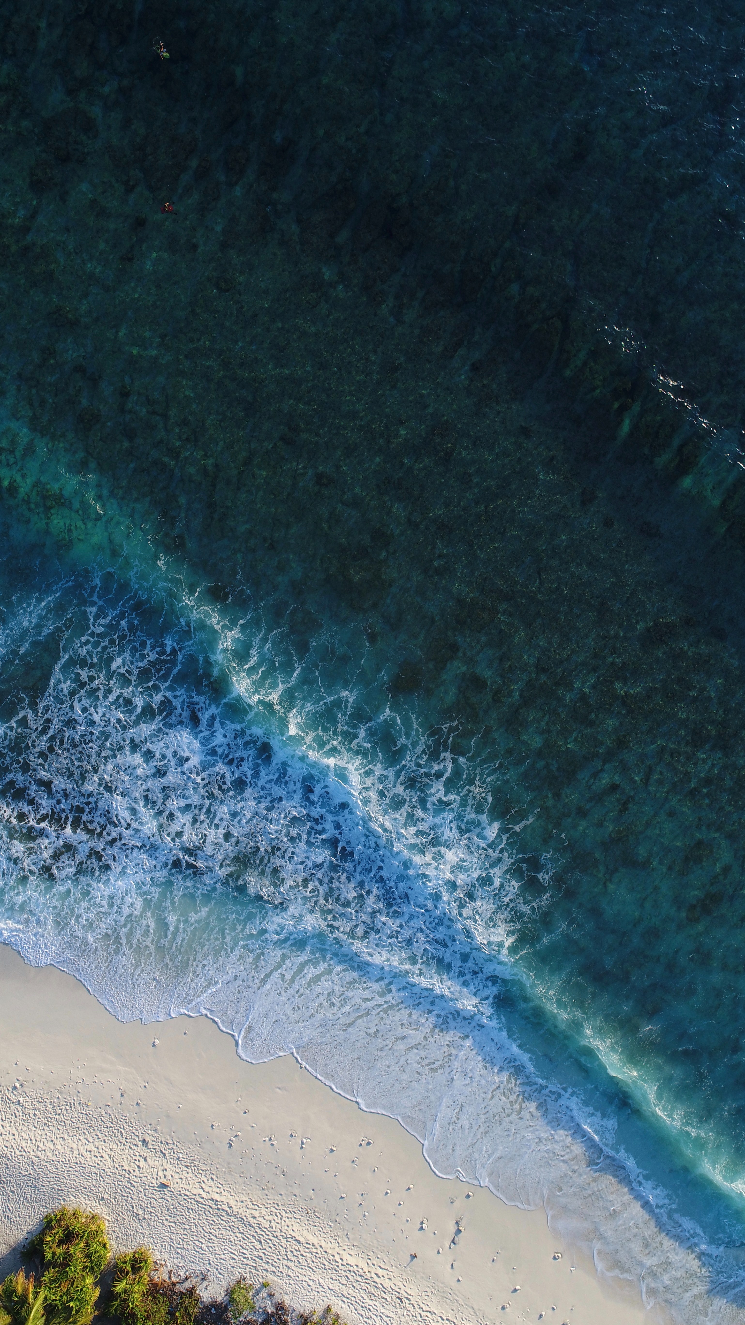 Wallpaper / drone aerial view of ocean waves washing on the sand beach at maldives, maldives 4k wallpaper