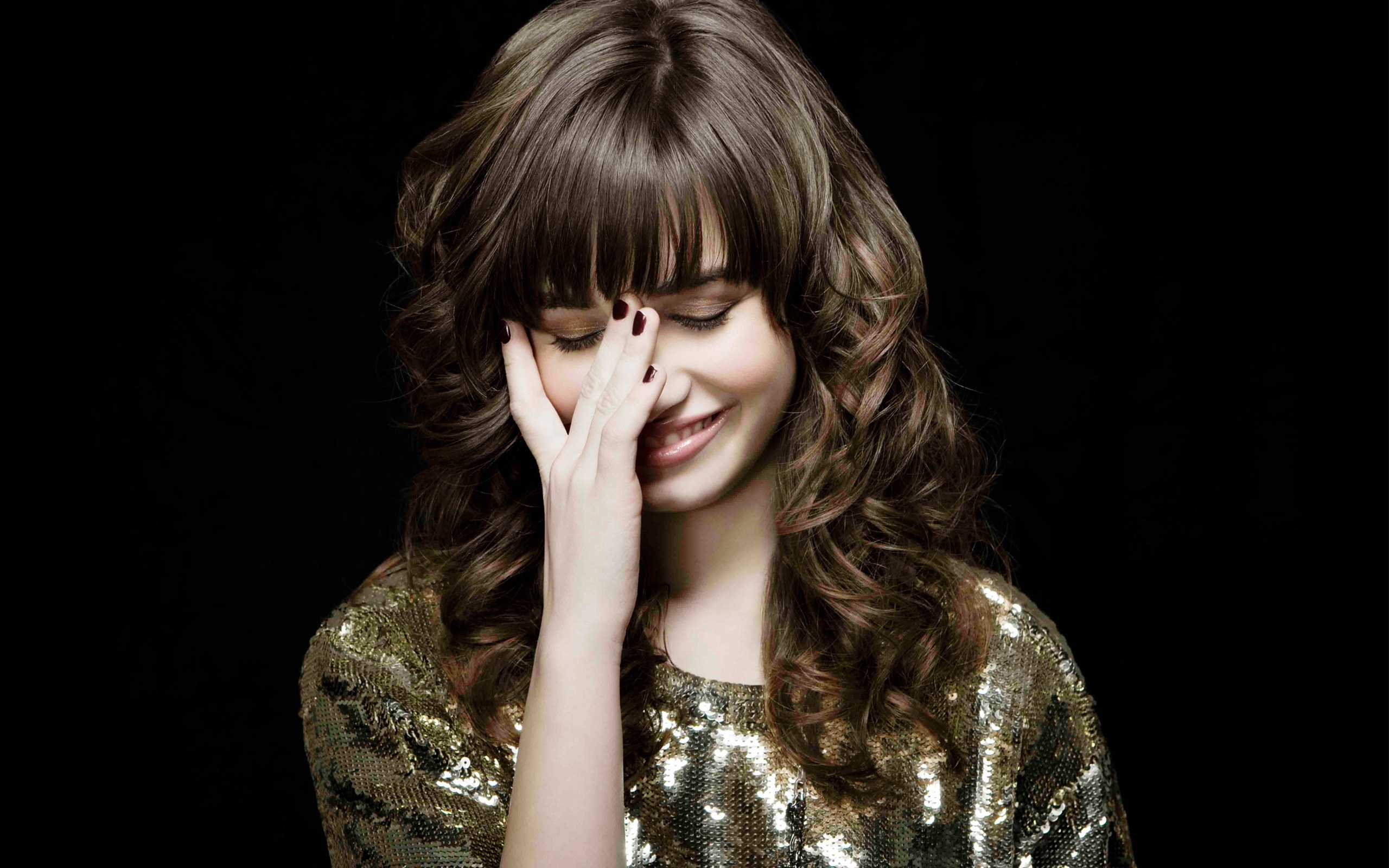 Demi Lovato 6 HD Post in 2560×1600 Pixel, a Smiling Girl Face Half Covered, She is Shy and Impressive