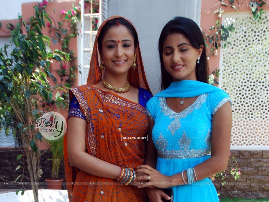 Wallpaper Sabharwal and Hina Khan in YRKKH size:1024x768