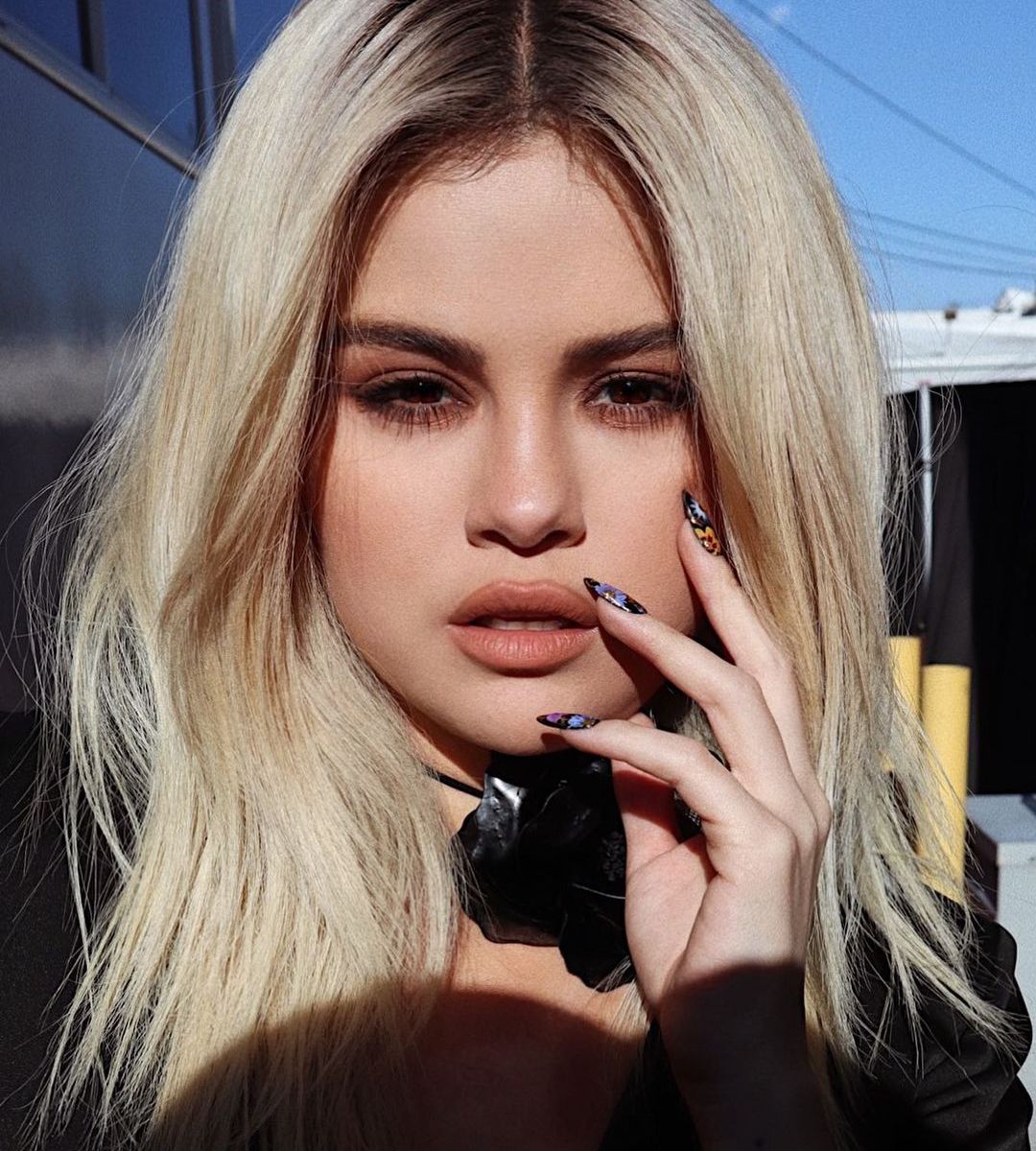 Selena Gomez's Blonde Hair: Photo of the Singer's Dramatic Look