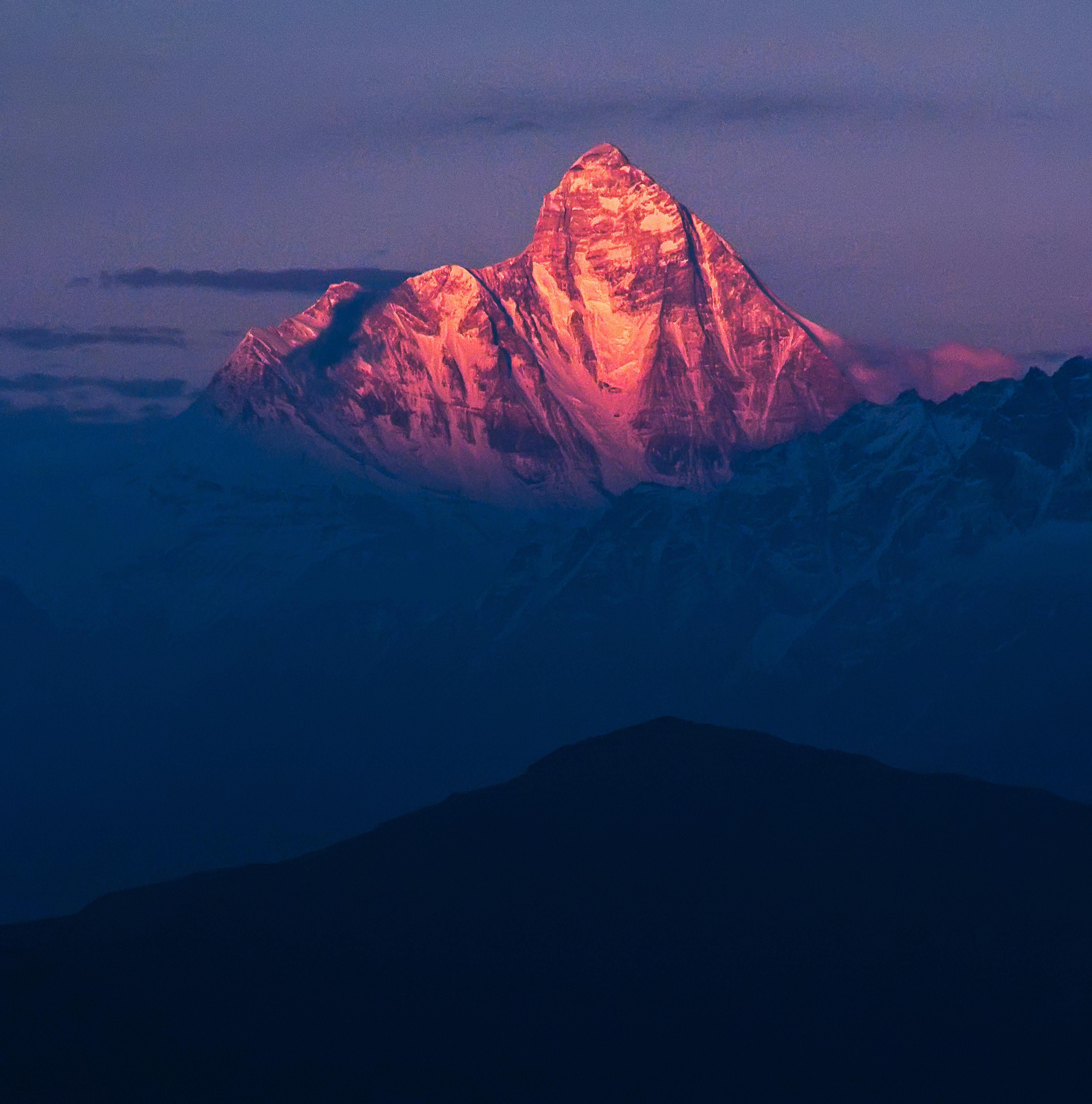Sunset on the 23rd tallest mountain in the world Nanda Devi (25643 ft) [3840 x 3886] [OC]. Earth photo, Beautiful mountains, Devi