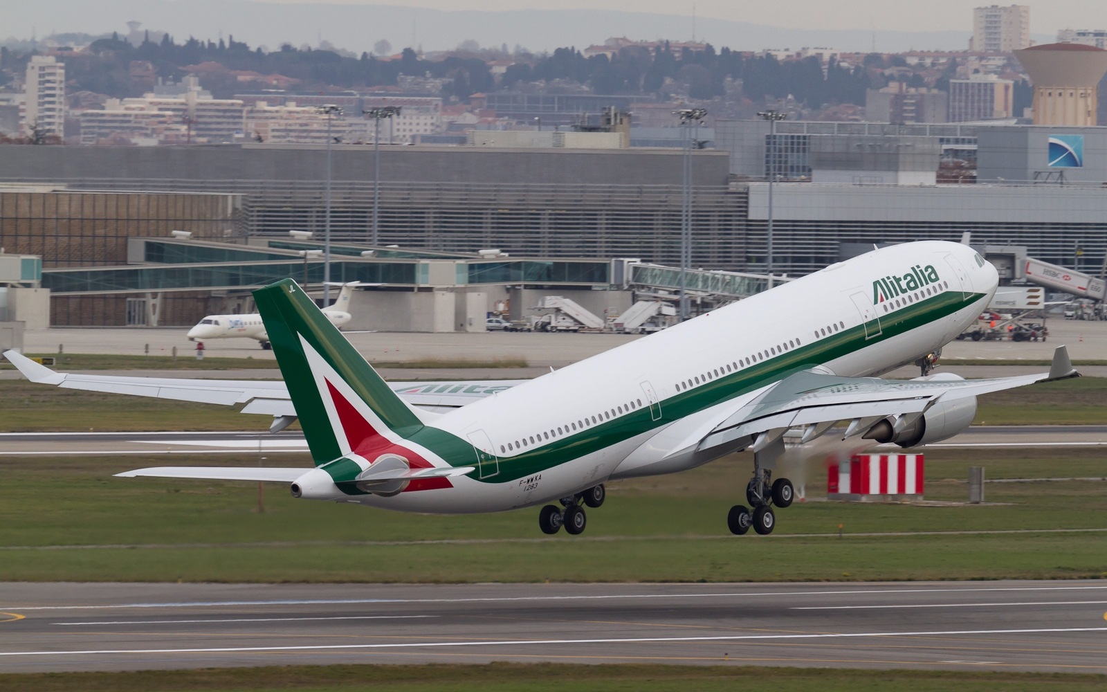 Alitalia Airbus A330 200 Takeoff At Toulouse Blagnac Airport Wallpaper Flying Magazine