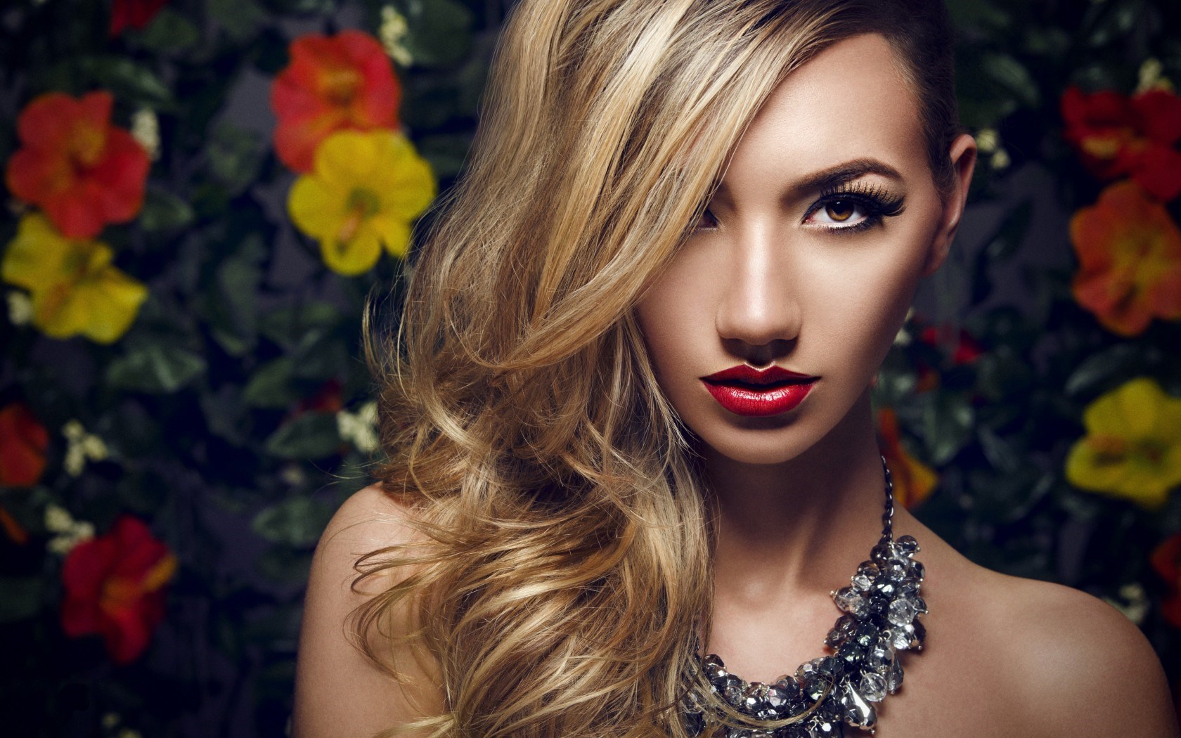 Makeup Girl Blonde Necklace wallpaperx1050