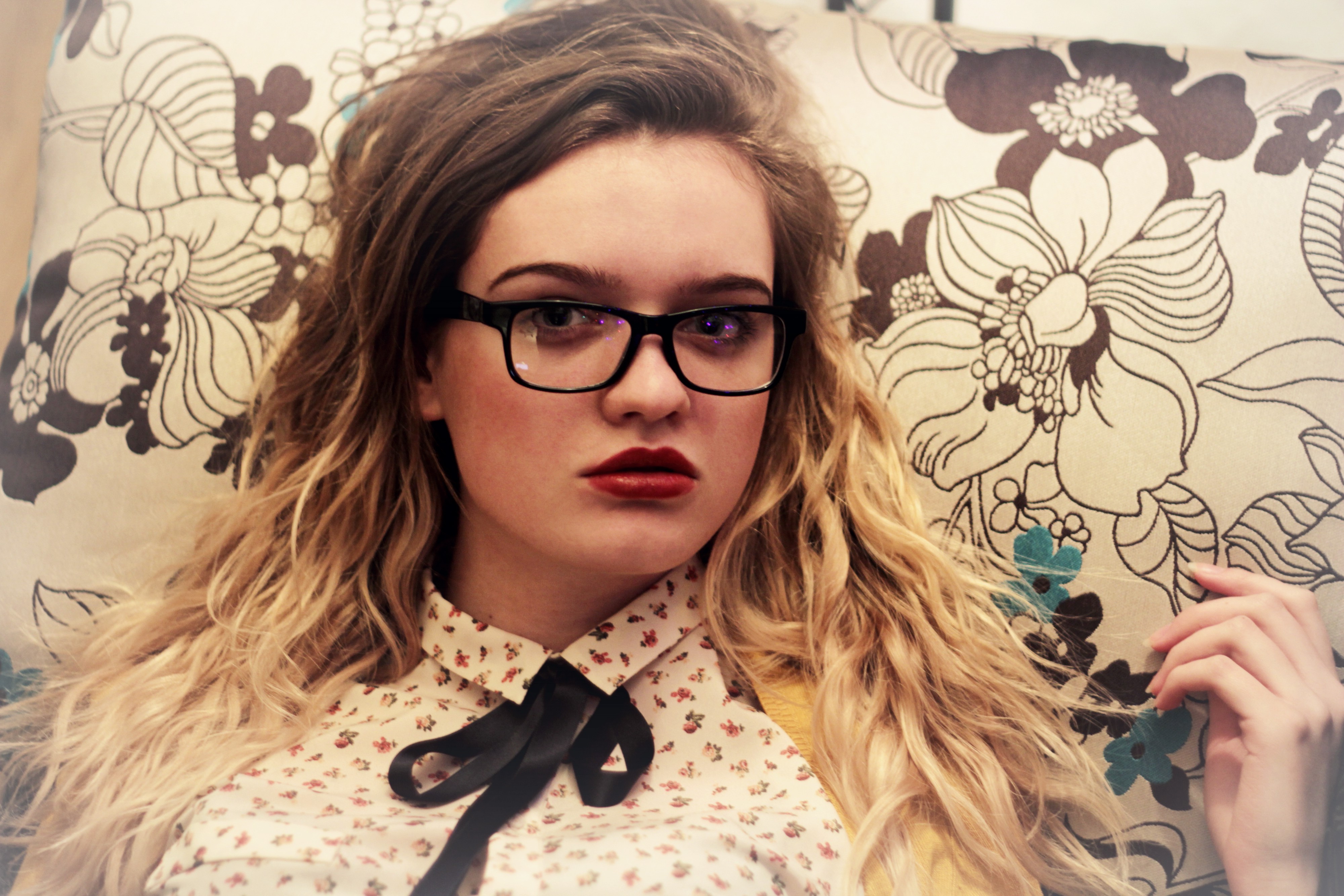 Wallpaper, black, women, blonde, flowers, long hair, sunglasses, glasses, red, makeup, photography, indoors, pattern, vintage, cool, girl, lip, hairstyle, brown hair, human hair color, hair coloring, vision care, eyewear, 4000x2667 px