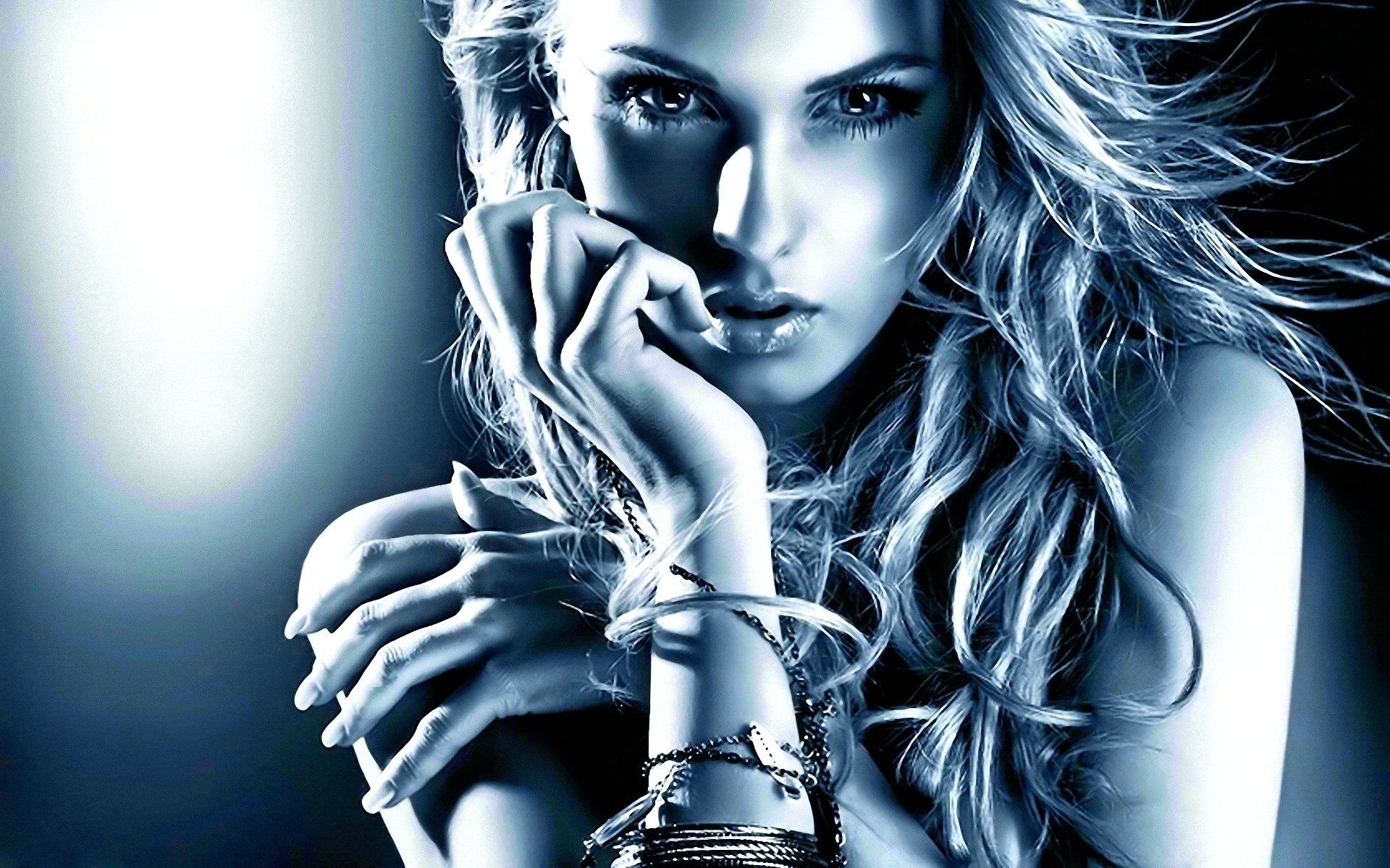 Women Beautiful Blonde Face Jerry Hall Model Hand Wallpaper. Girl wallpaper, Black and white, Beautiful