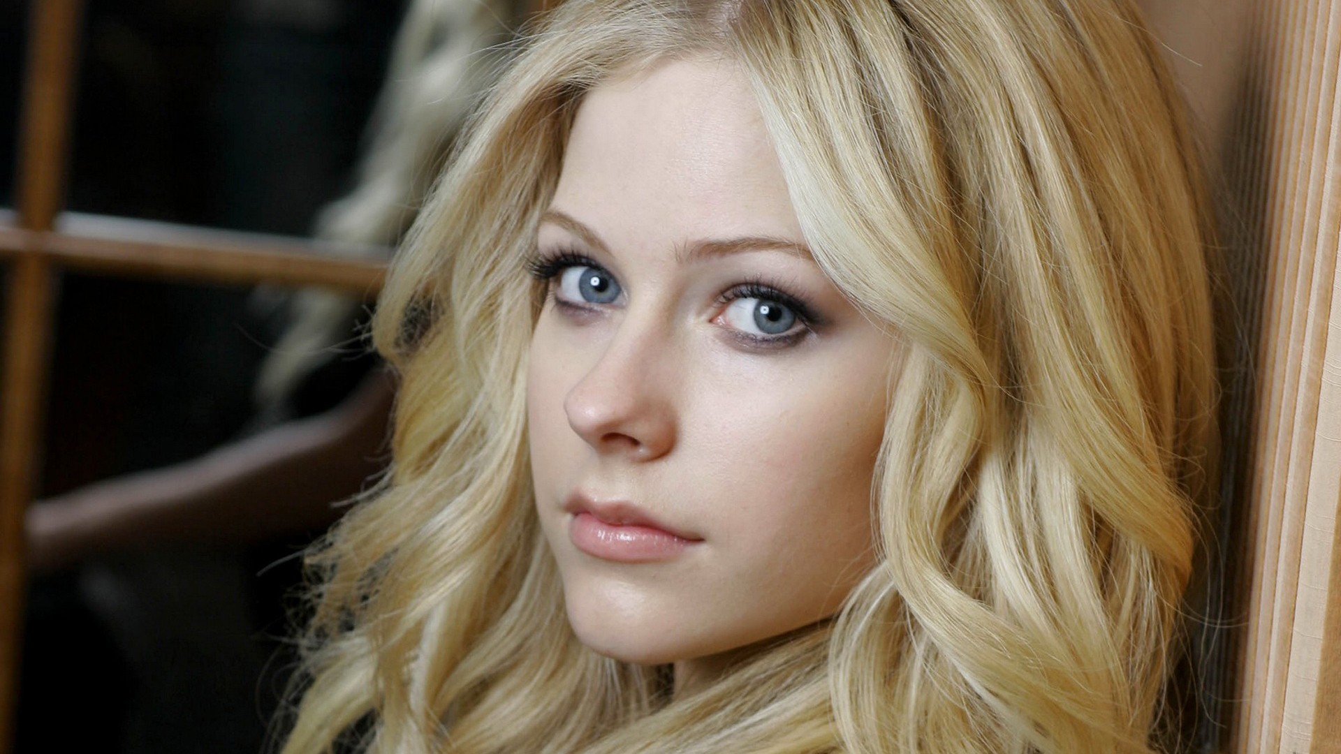 Beautiful blonde babe desktop PC and Mac wallpaper