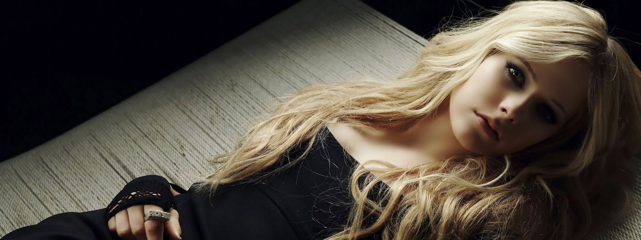 Pretty Blonde Girls Wallpaper