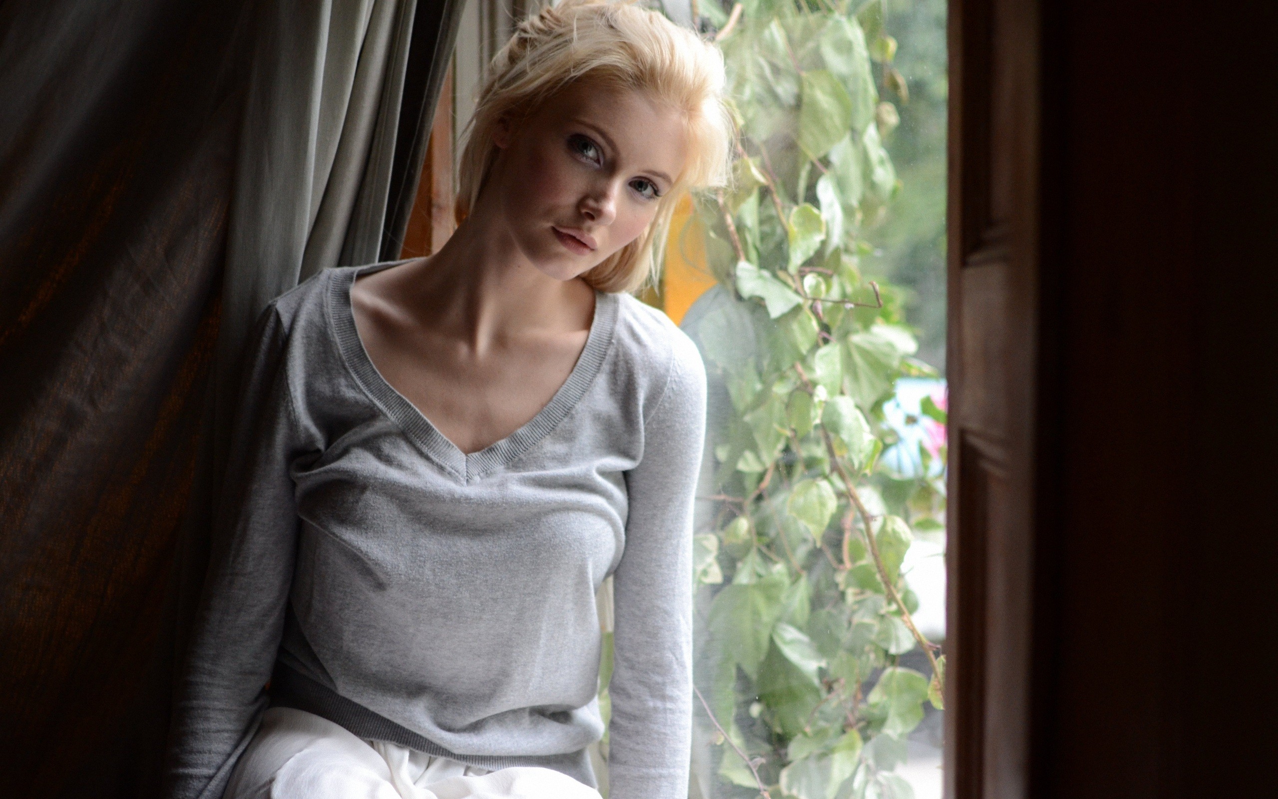 Beautiful Blonde Model desktop PC and Mac wallpaper