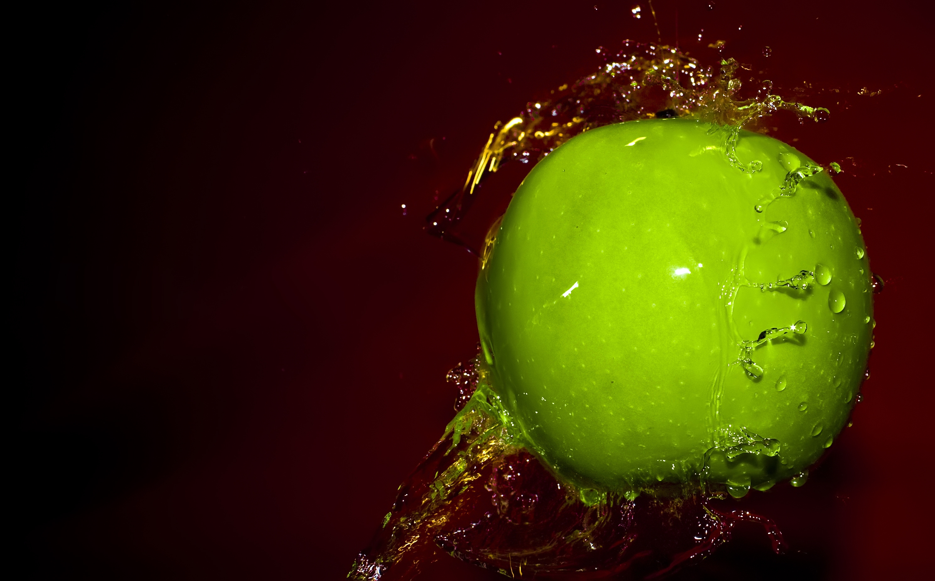 Wallpaper, food, water, red, green, ball, spray, light, color, apple, leaf, flower, drops, computer wallpaper, christmas decoration, close up, macro photography 2980x1852