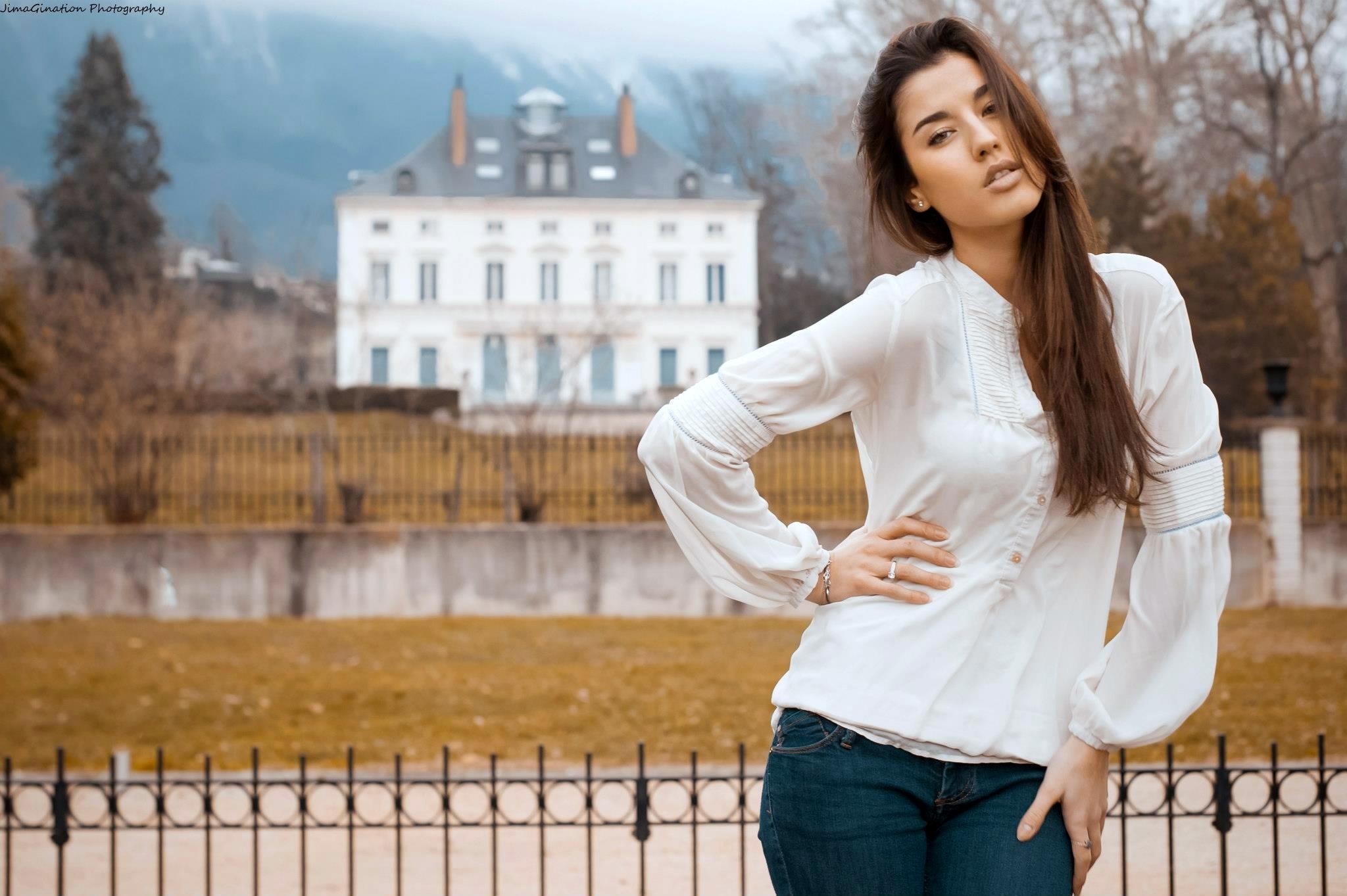 Wallpaper, women, model, long hair, brunette, shirt, blurred, fashion, white clothing, fence, spring, looking back, Tara Onaran, girl, photograph, portrait photography, photo shoot, abdomen 2048x1363