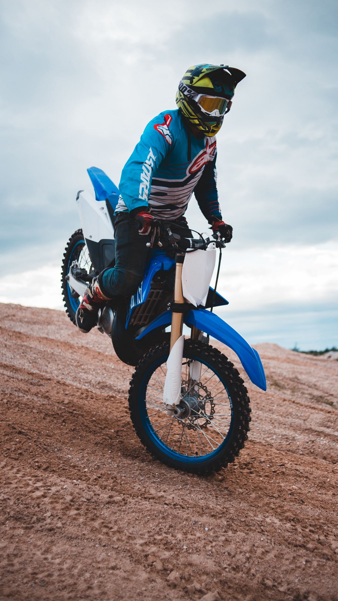 Download wallpaper 1350x2400 motorcyclist, motorcycle, helmet, stunt, sand iphone 8+/7+/6s+/for parallax HD background