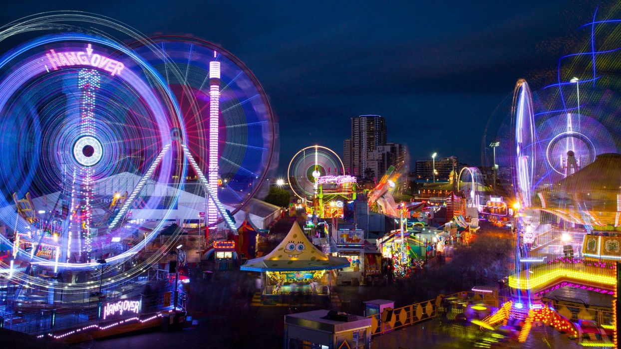 South East Queensland light trails amusement park wallpaperx1152