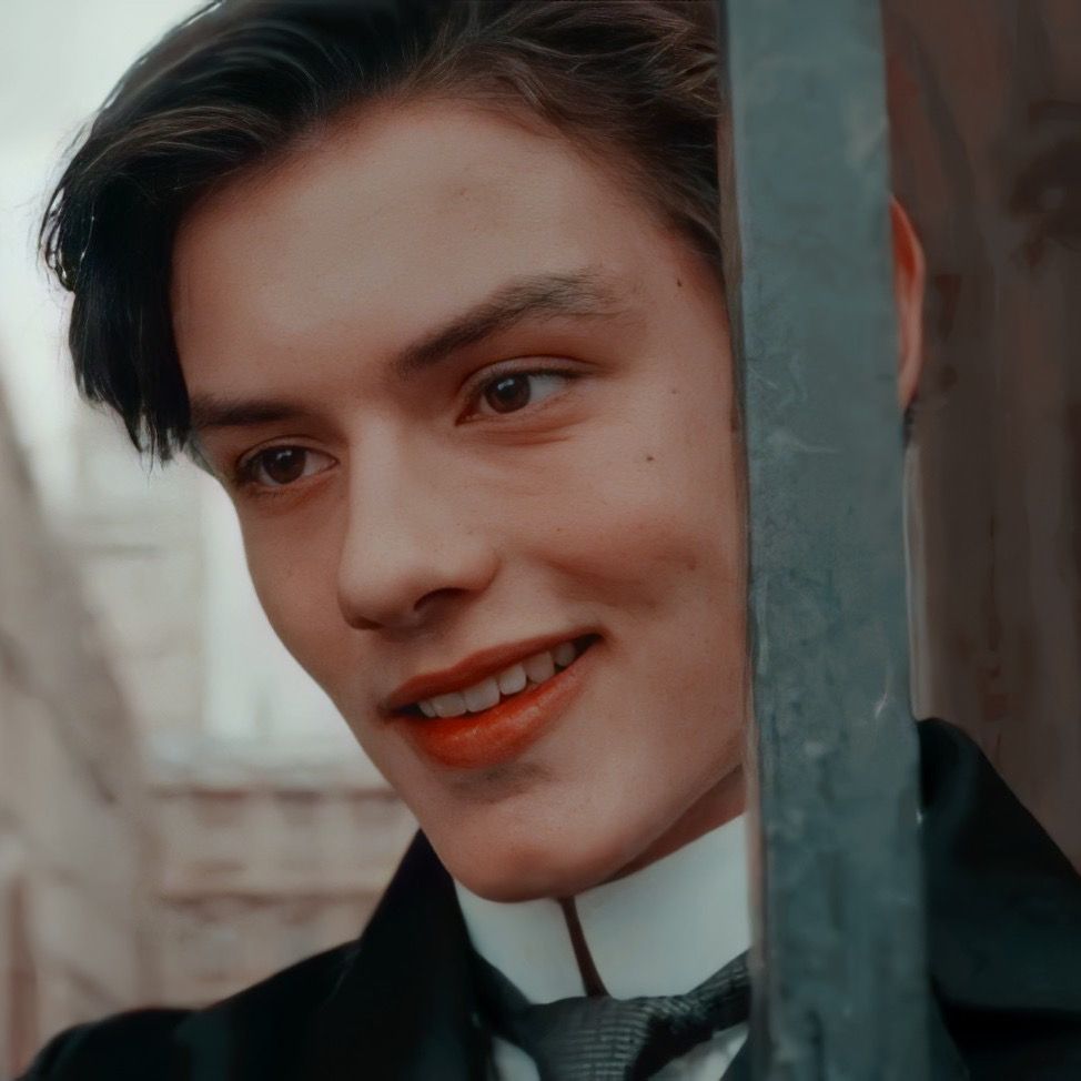 Enola Holmes Lord Tewkesbury Louis Partridge. Celebridades extranjeras, Chicos lindos tumblr, Fotos chicos guapos