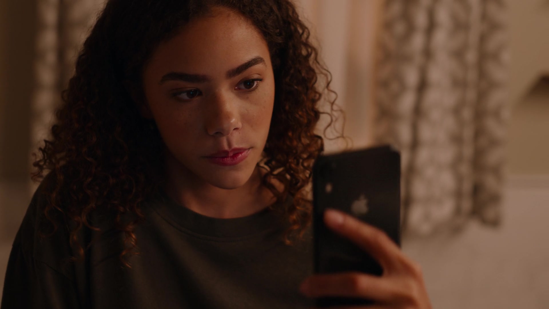 Apple IPhone Smartphone Of Antonia Gentry As Ginny Miller In Ginny & Georgia S01E04 Lydia Bennett Is Hundo A Feminist (2021)