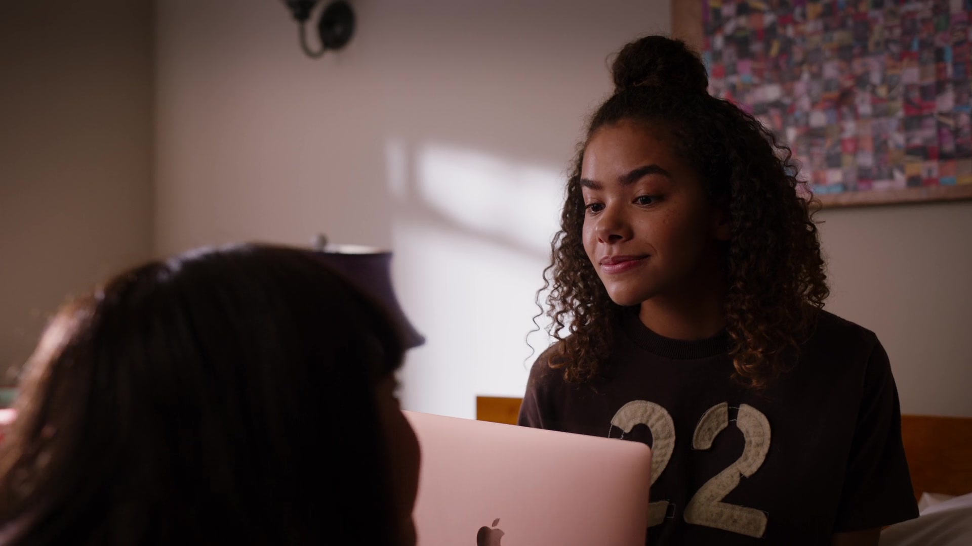 Apple MacBook Laptop Used By Actress Antonia Gentry As Ginny Miller In Ginny & Georgia S01E02 It's A Face Not A Mask (2021)